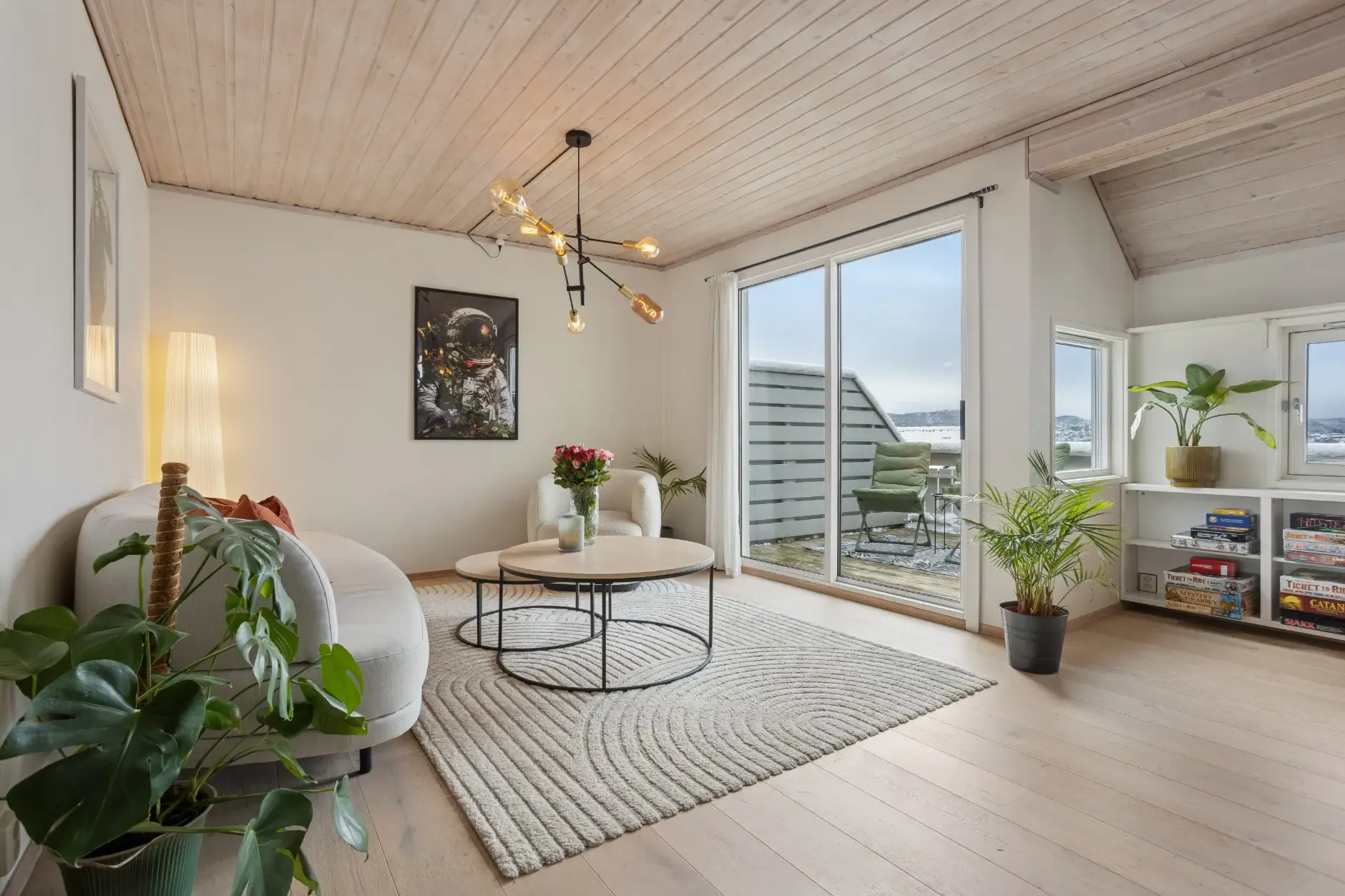 Spacious 4-Bedroom Townhouse in Bergen with Garden and Electric Car Garage - Image 5