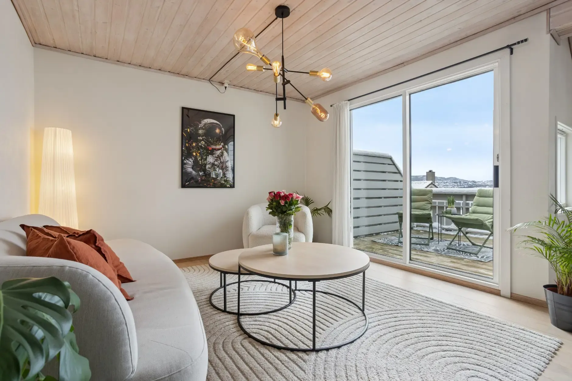 Spacious 4-Bedroom Townhouse in Bergen with Garden and Electric Car Garage - View image 8 of 47