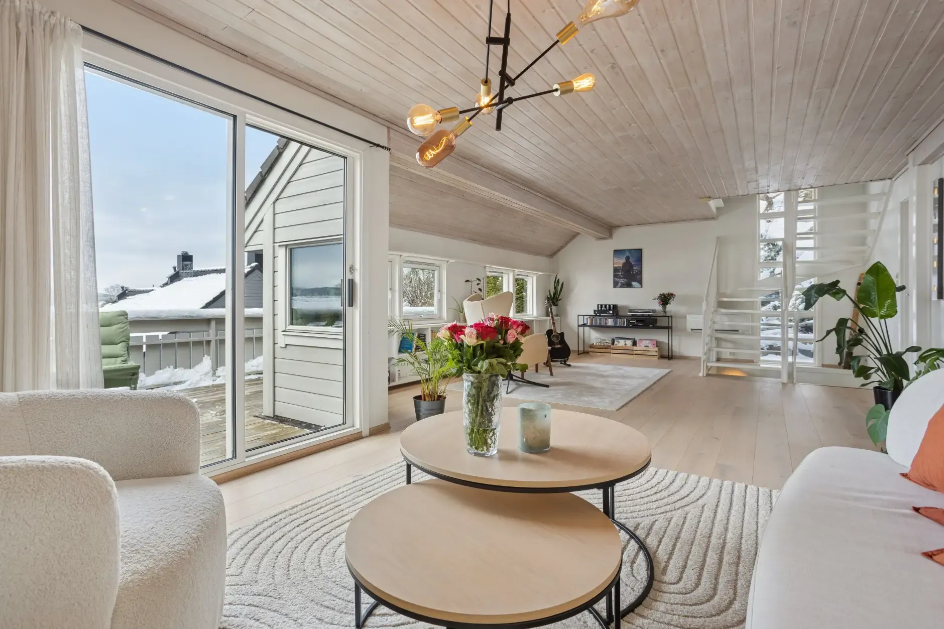 Spacious 4-Bedroom Townhouse in Bergen with Garden and Electric Car Garage - View image 9 of 47