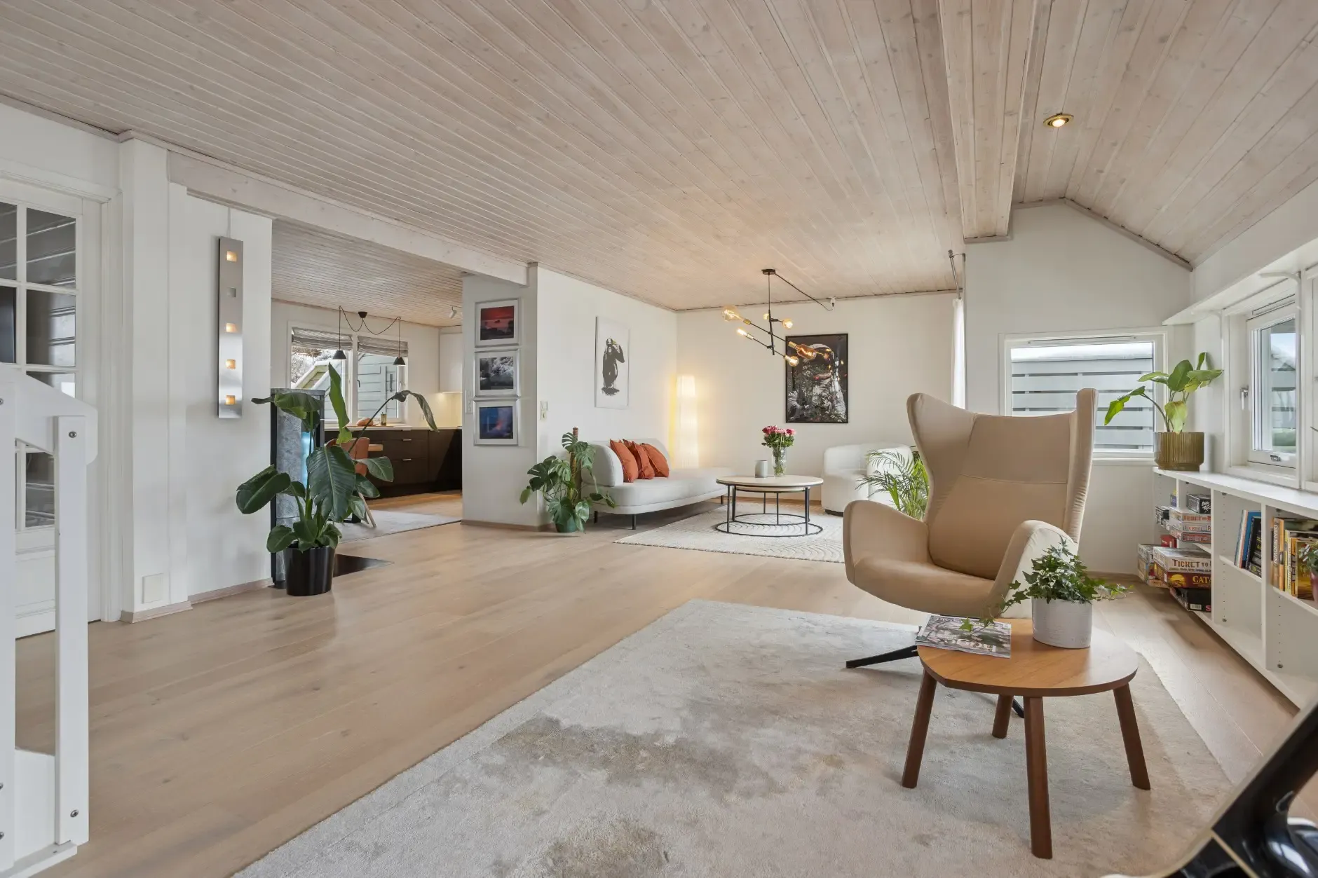 Spacious 4-Bedroom Townhouse in Bergen with Garden and Electric Car Garage - View image 11 of 47