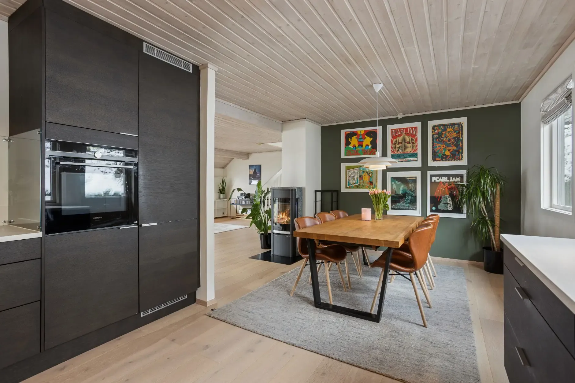 Spacious 4-Bedroom Townhouse in Bergen with Garden and Electric Car Garage - View image 13 of 47