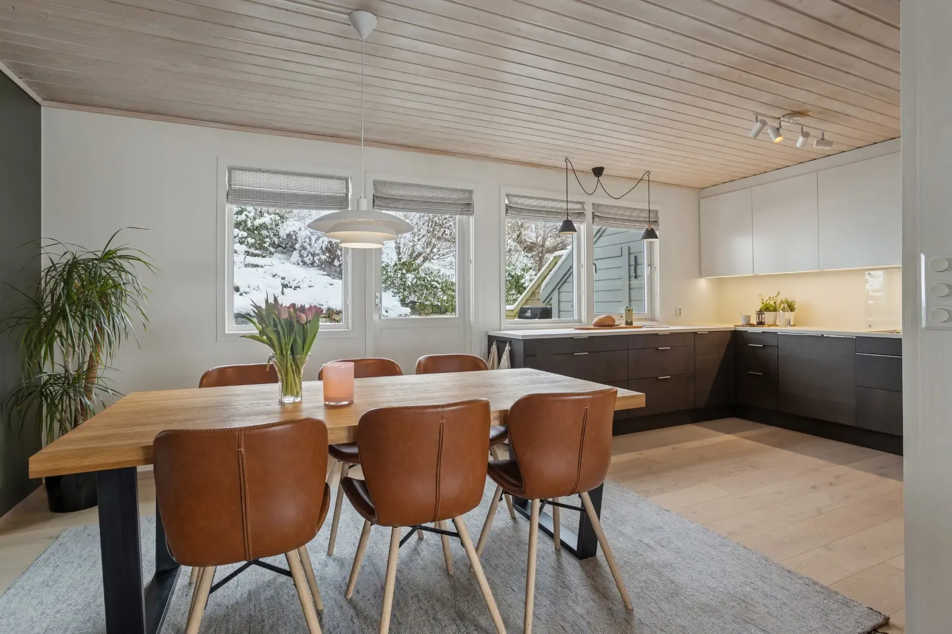 Spacious 4-Bedroom Townhouse in Bergen with Garden and Electric Car Garage - View image 14 of 47