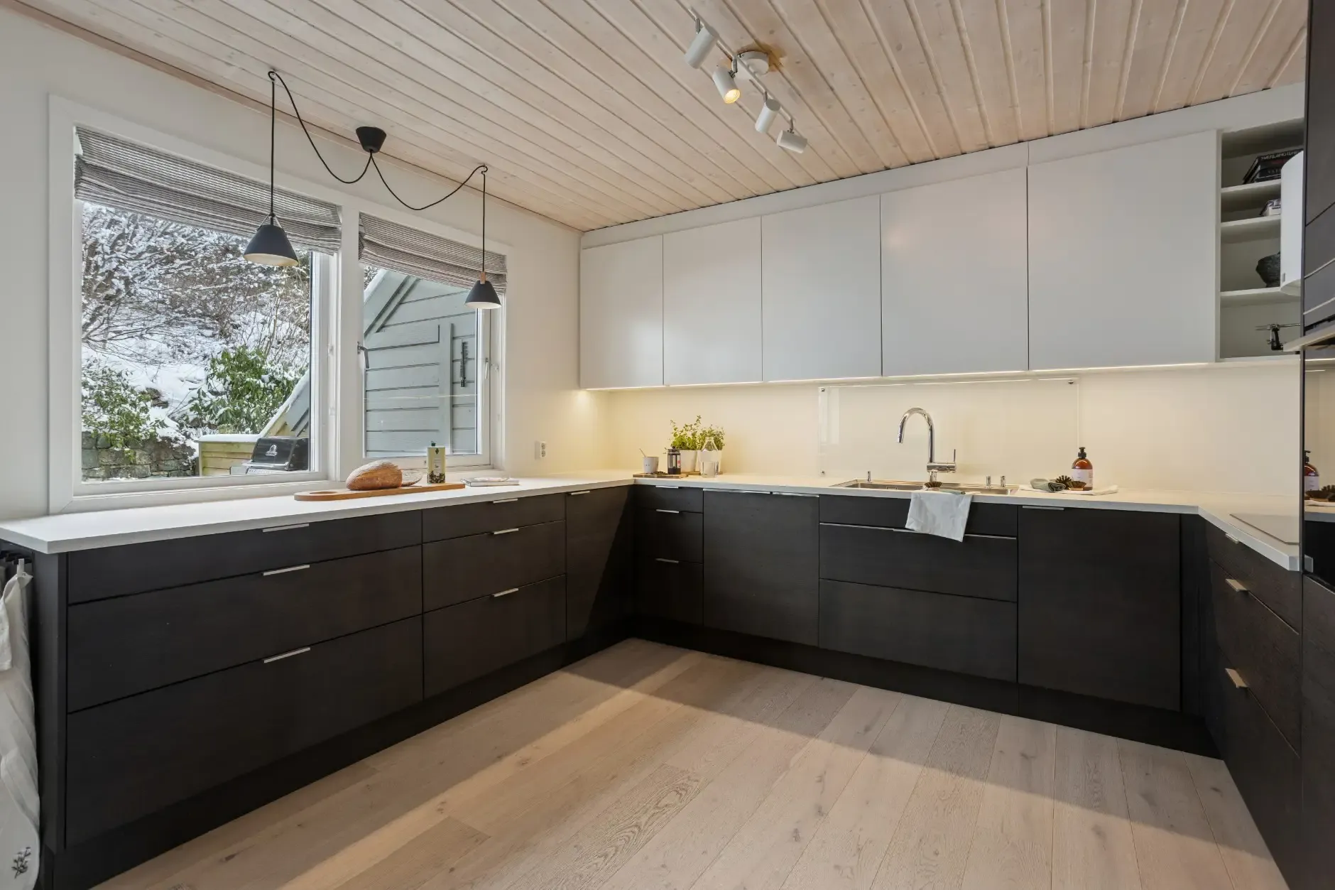 Spacious 4-Bedroom Townhouse in Bergen with Garden and Electric Car Garage - View image 17 of 47