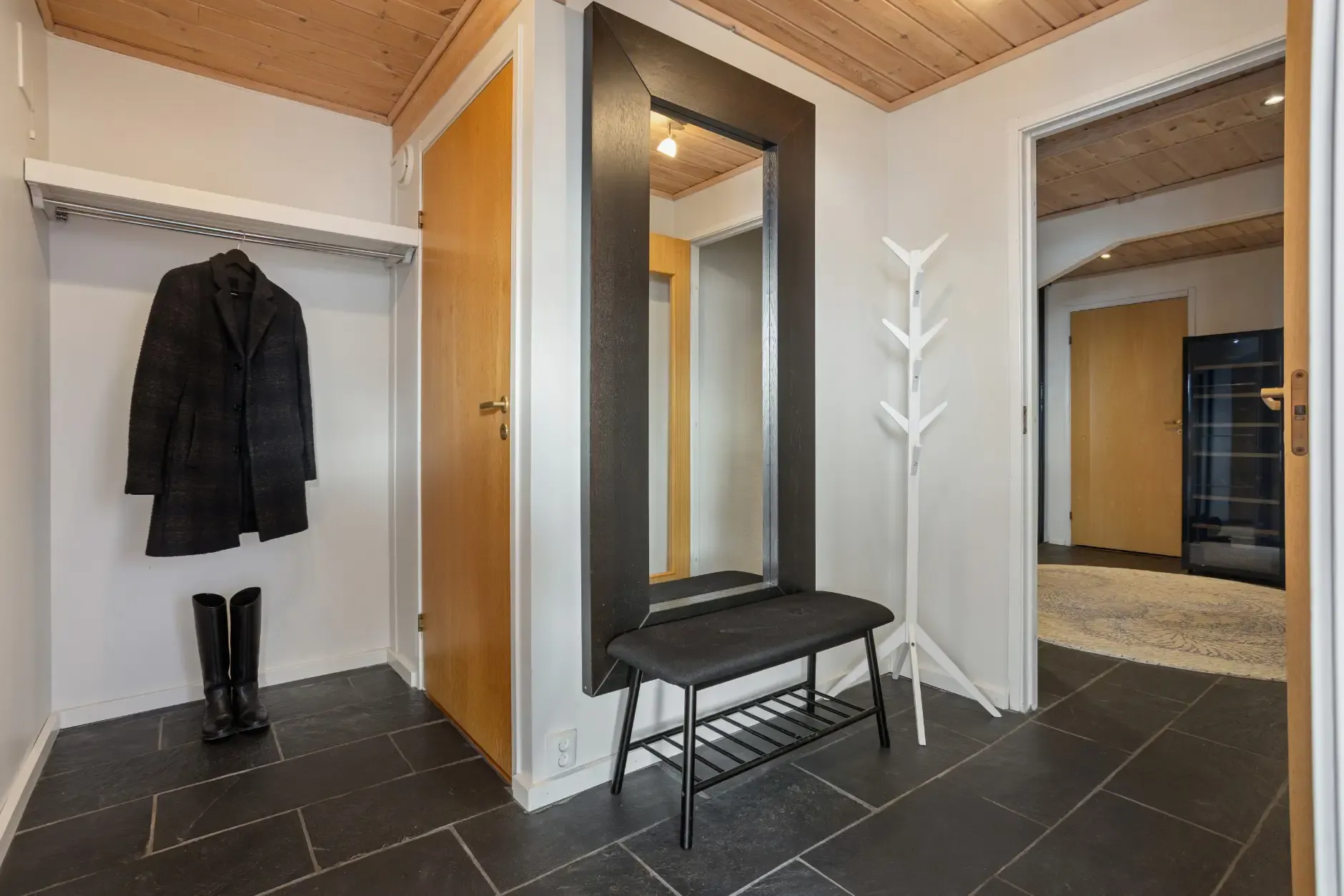 Spacious 4-Bedroom Townhouse in Bergen with Garden and Electric Car Garage - View image 18 of 47