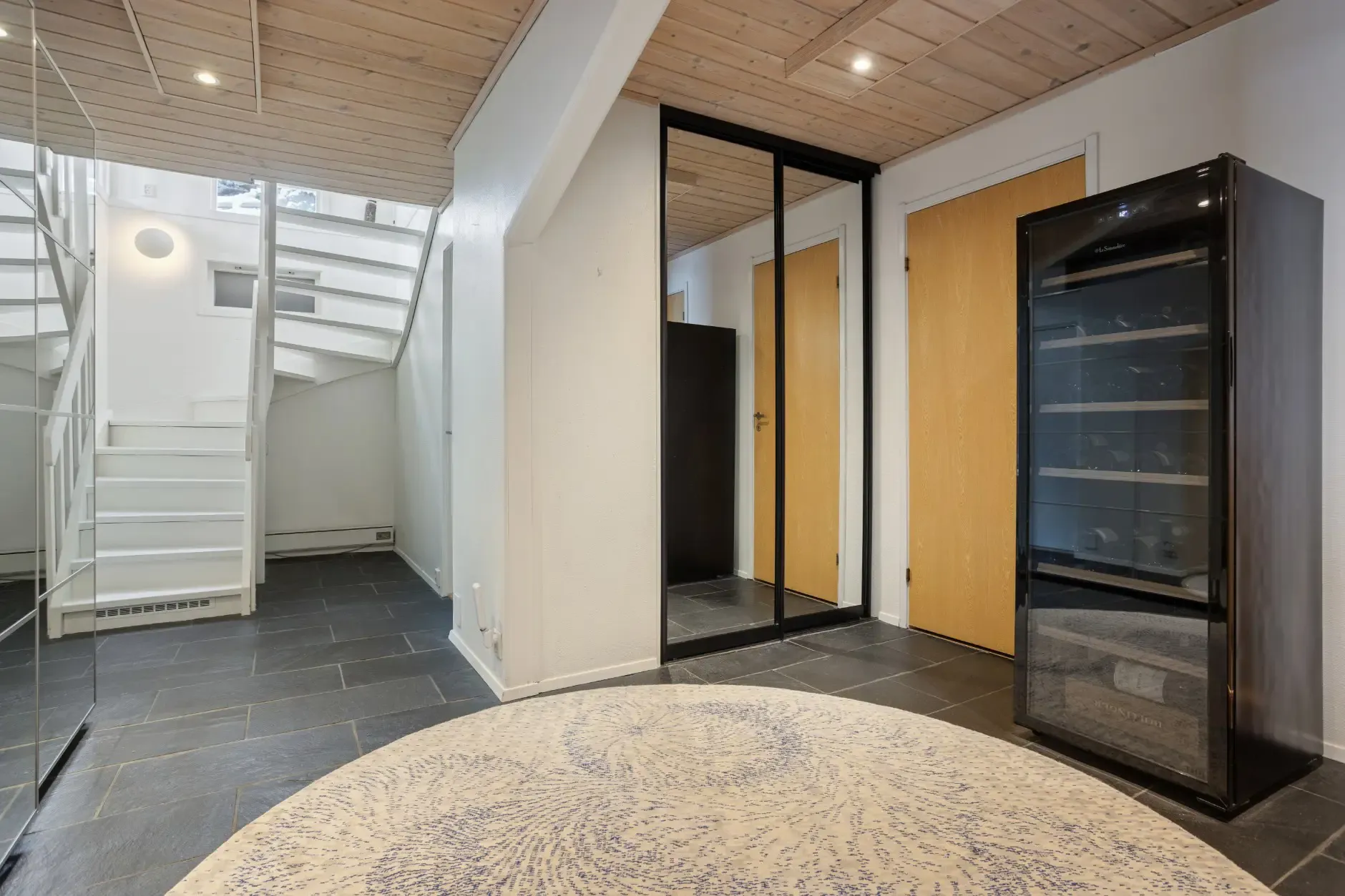 Spacious 4-Bedroom Townhouse in Bergen with Garden and Electric Car Garage - View image 19 of 47