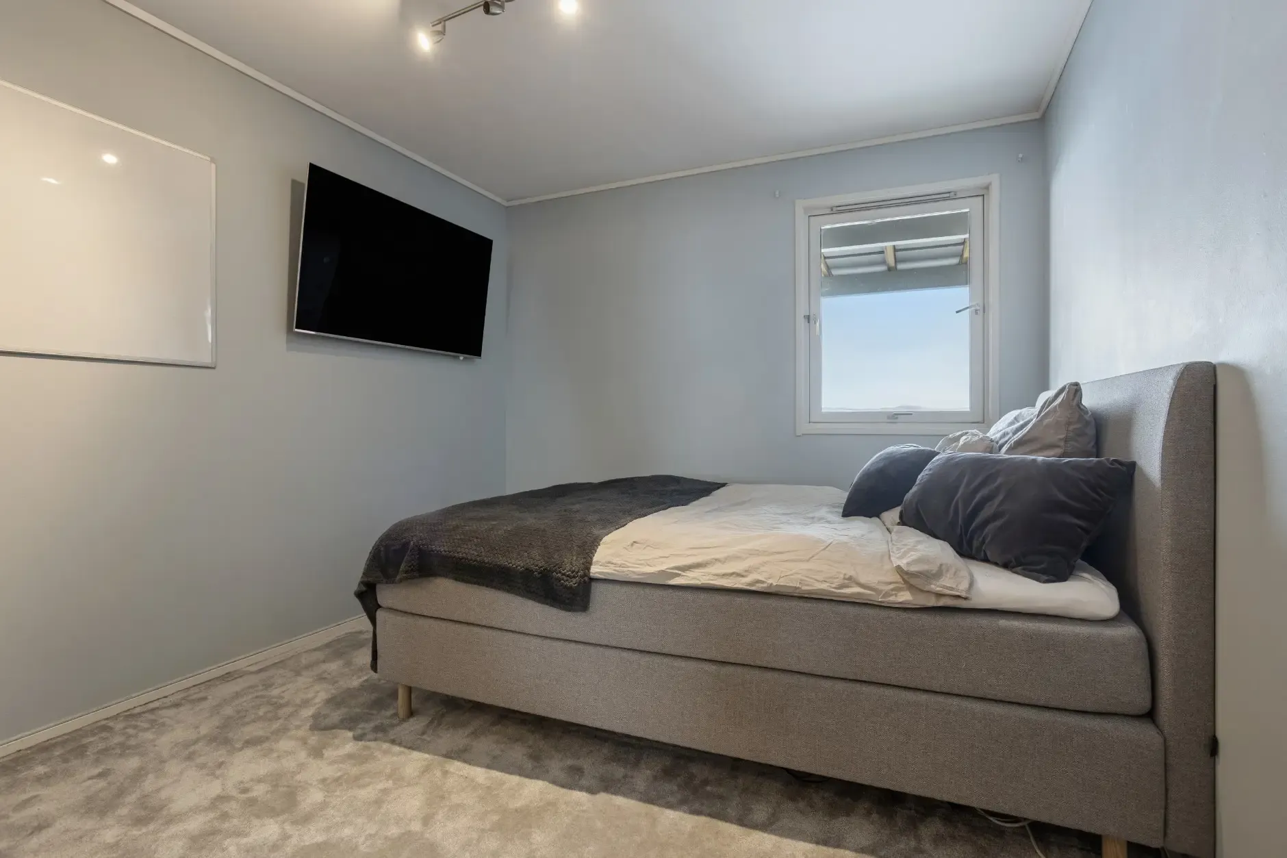 Spacious 4-Bedroom Townhouse in Bergen with Garden and Electric Car Garage - View image 21 of 47