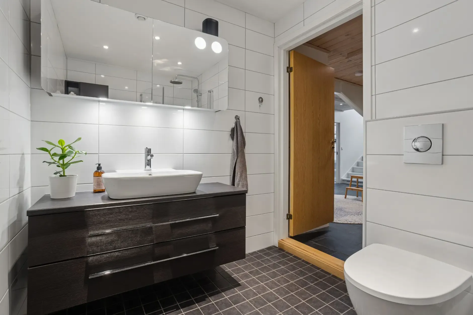 Spacious 4-Bedroom Townhouse in Bergen with Garden and Electric Car Garage - View image 24 of 47