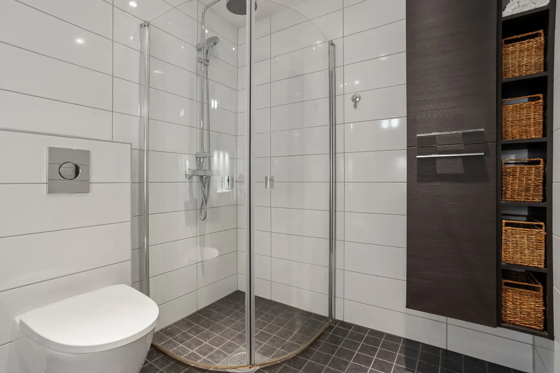 Spacious 4-Bedroom Townhouse in Bergen with Garden and Electric Car Garage - View image 25 of 47