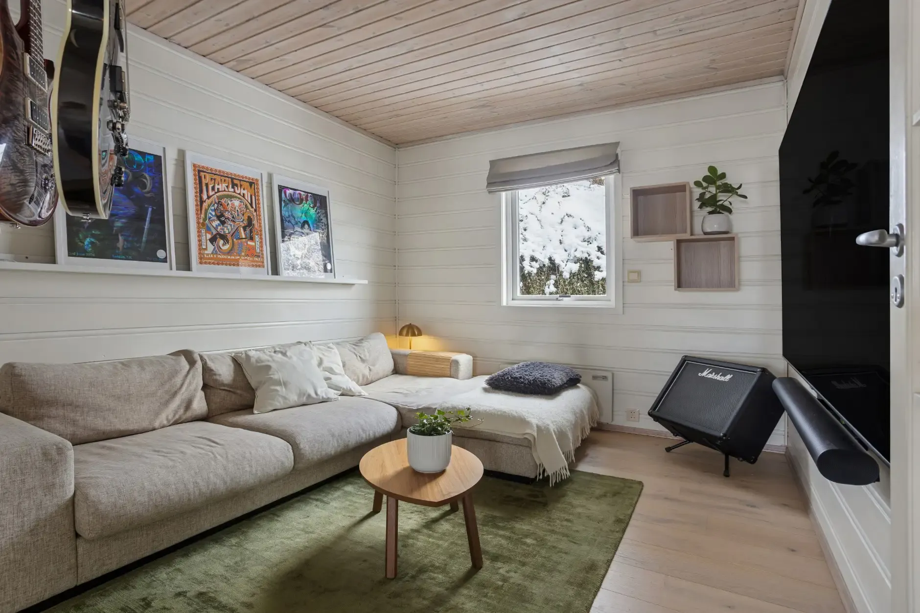 Spacious 4-Bedroom Townhouse in Bergen with Garden and Electric Car Garage - View image 27 of 47