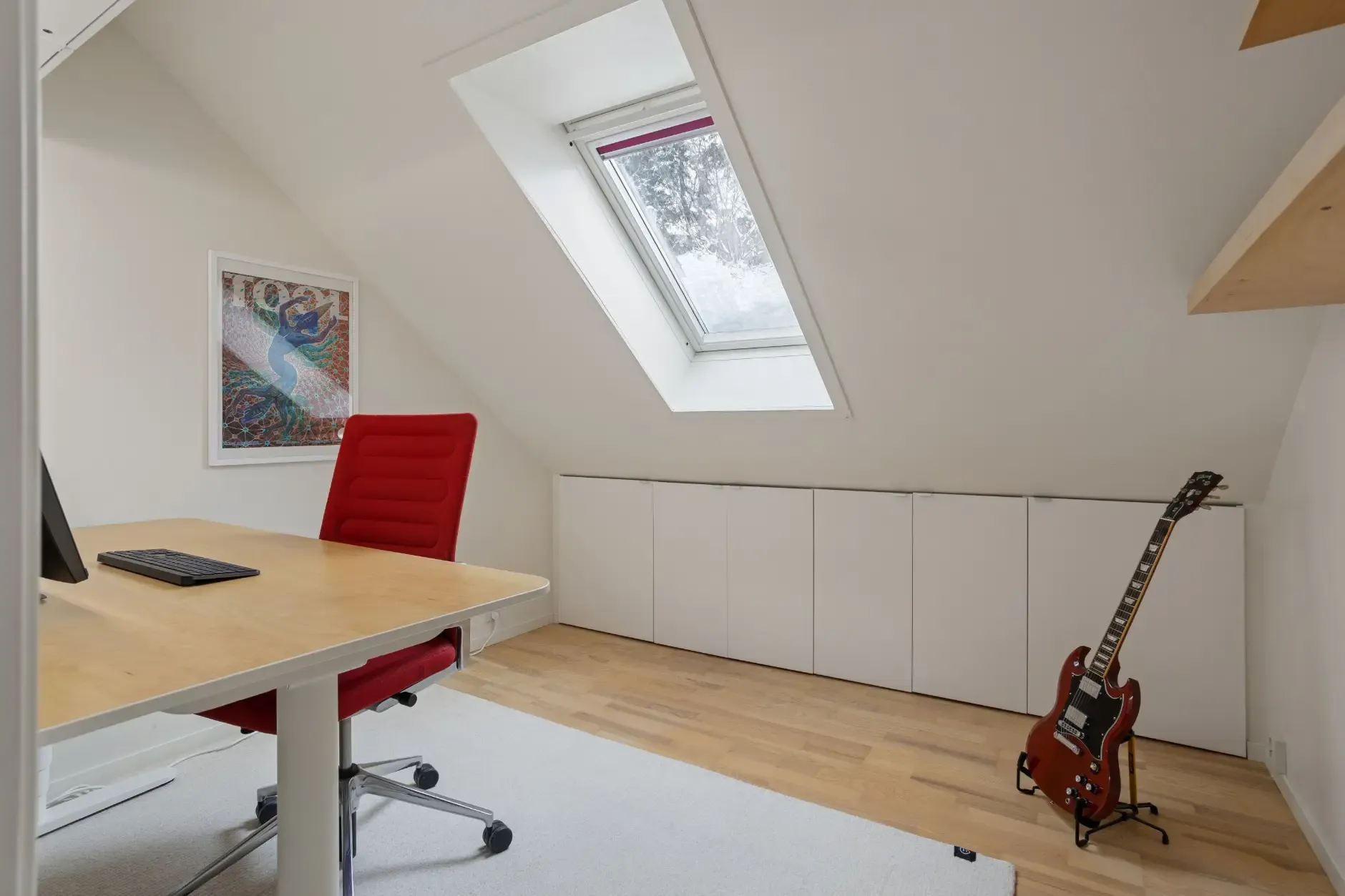 Spacious 4-Bedroom Townhouse in Bergen with Garden and Electric Car Garage - View image 32 of 47