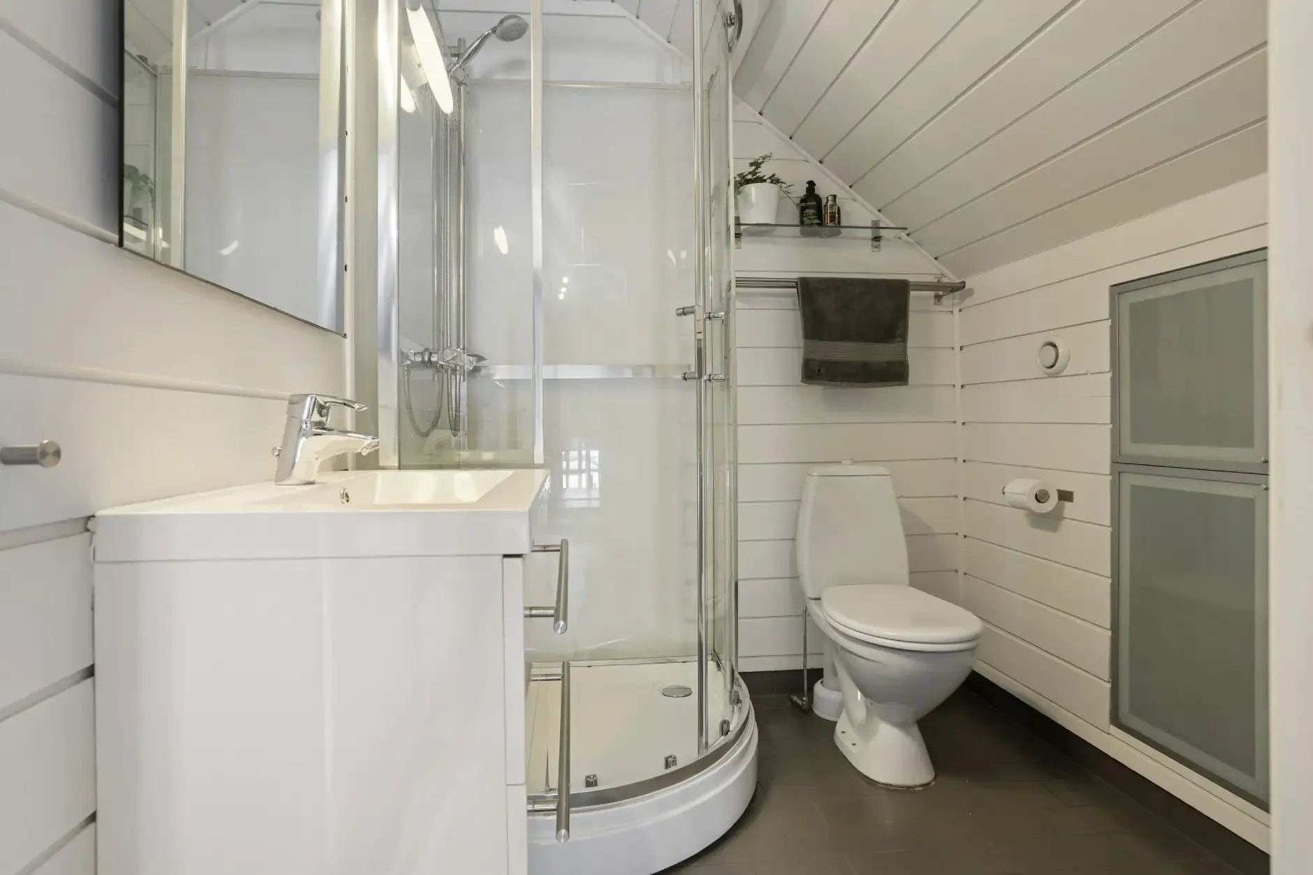 Spacious 4-Bedroom Townhouse in Bergen with Garden and Electric Car Garage - View image 34 of 47