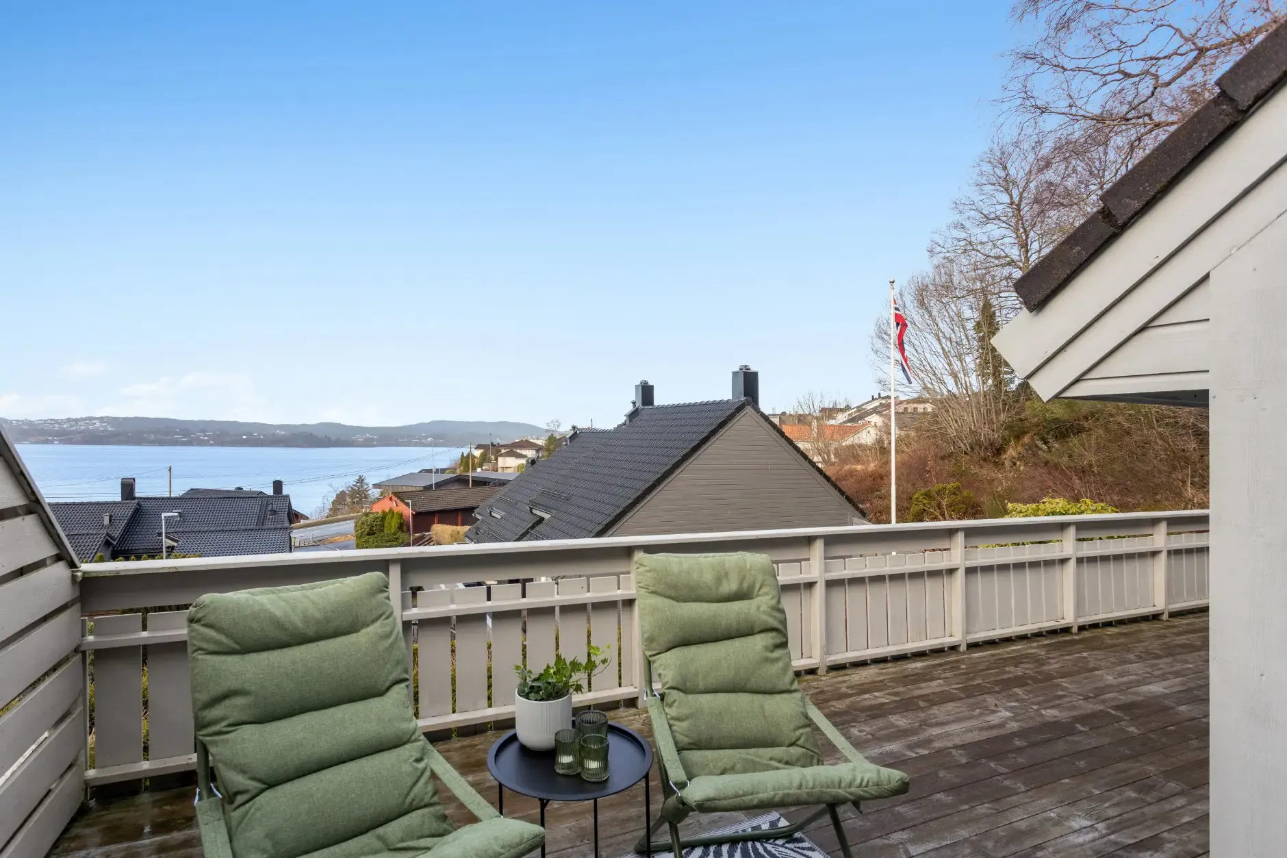 Spacious 4-Bedroom Townhouse in Bergen with Garden and Electric Car Garage - View image 36 of 47