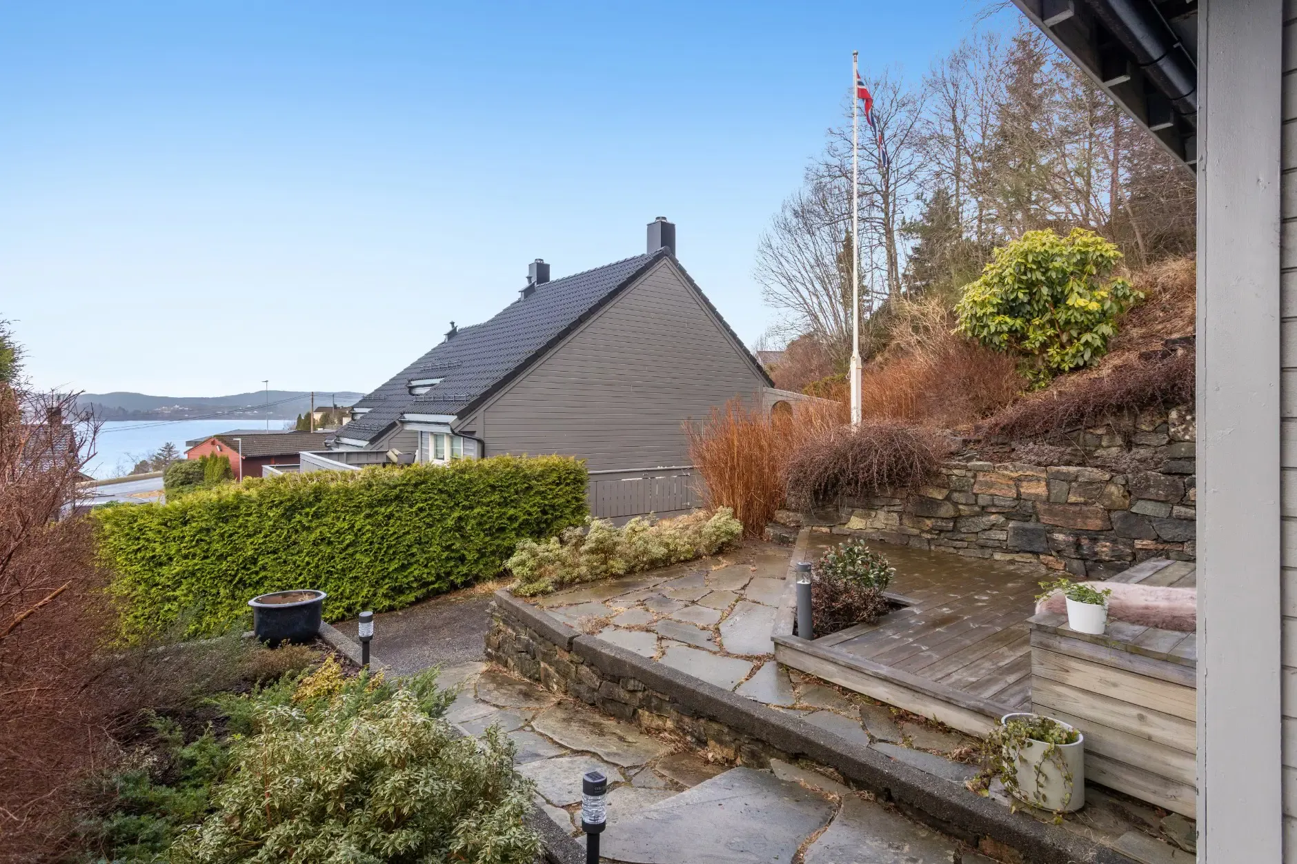 Spacious 4-Bedroom Townhouse in Bergen with Garden and Electric Car Garage - View image 38 of 47