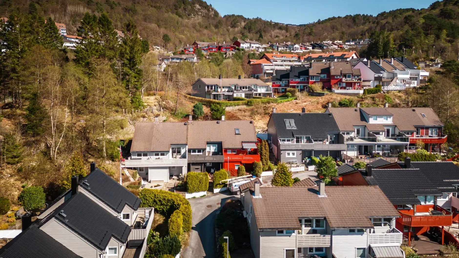 Spacious 4-Bedroom Townhouse in Bergen with Garden and Electric Car Garage - View image 40 of 47