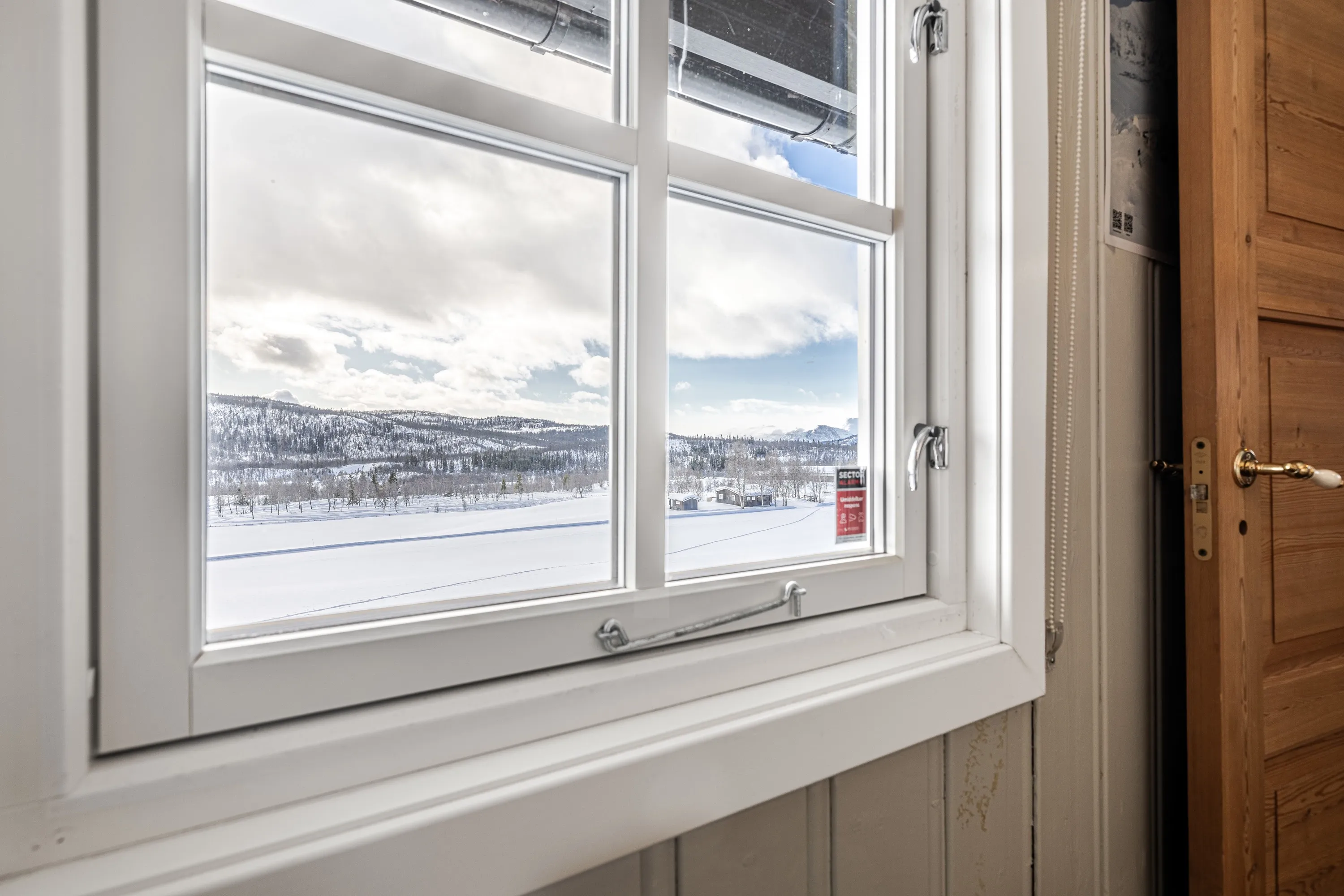 1960s Hemsedal Cabin with Mountain Views and Outdoor Recreation - View image 15 of 32