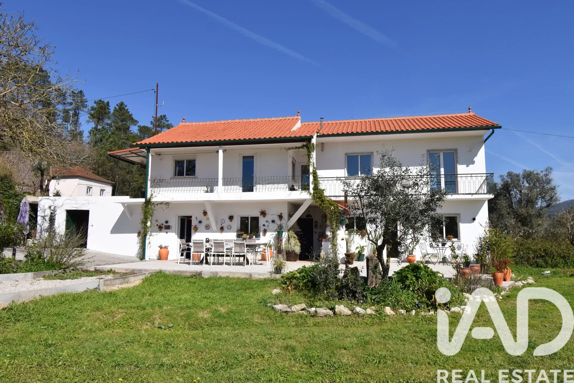 1970s Five-Bedroom House with Garden and Dual Kitchens in Cumeeira, Portugal - Image 1