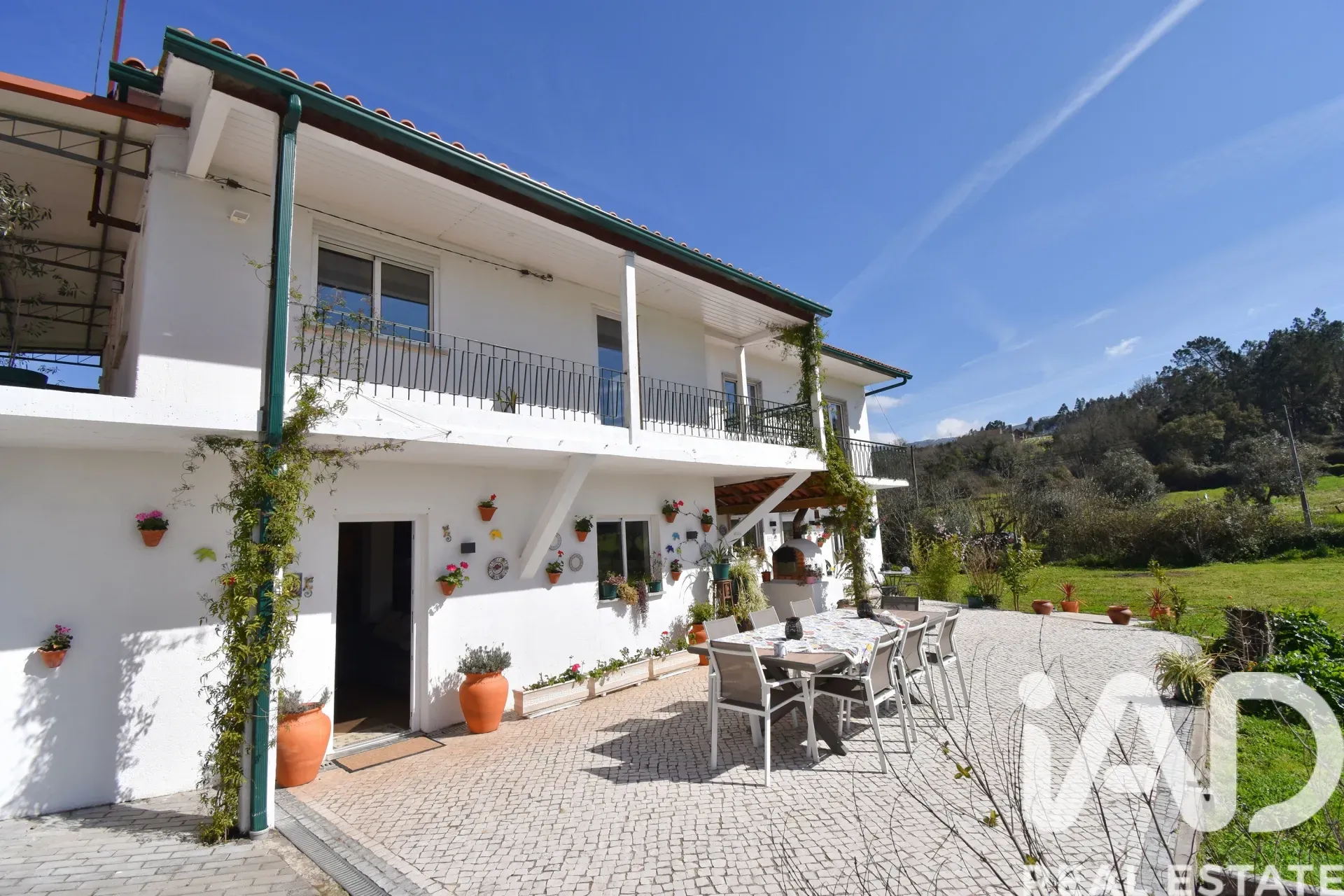1970s Five-Bedroom House with Garden and Dual Kitchens in Cumeeira, Portugal - Image 2