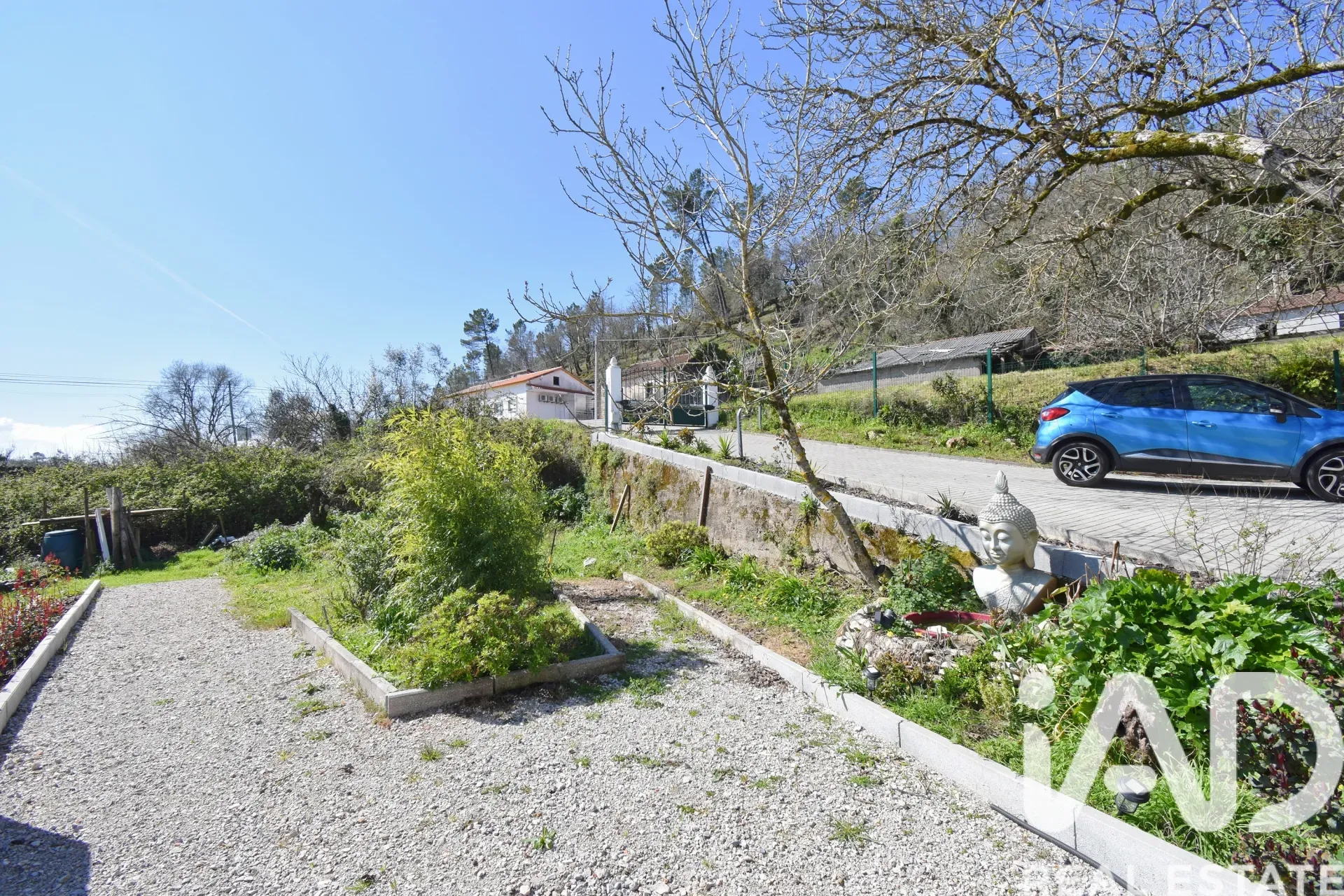 1970s Five-Bedroom House with Garden and Dual Kitchens in Cumeeira, Portugal - Image 3