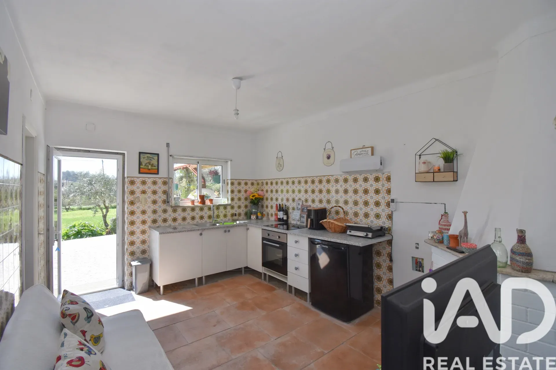 1970s Five-Bedroom House with Garden and Dual Kitchens in Cumeeira, Portugal - View image 28 of 40