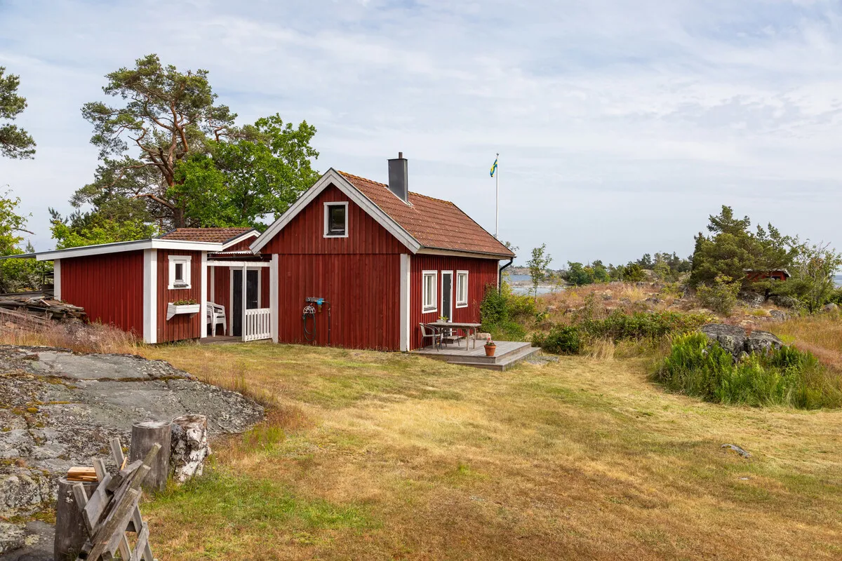 1909 Swedish Coastal Retreat with Expansive Gardens in Loftahammar - Image 1