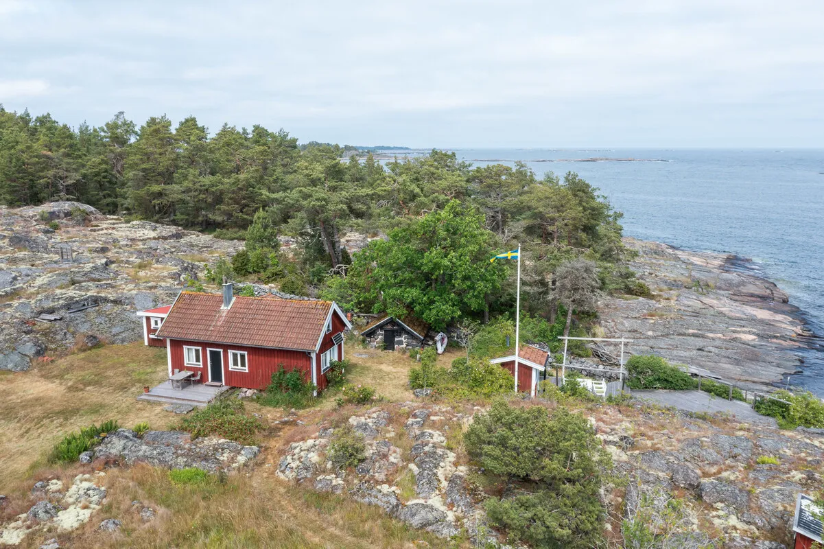 1909 Swedish Coastal Retreat with Expansive Gardens in Loftahammar - Image 3