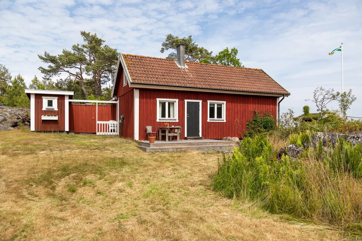 1909 Swedish Coastal Retreat with Expansive Gardens in Loftahammar - Image 4