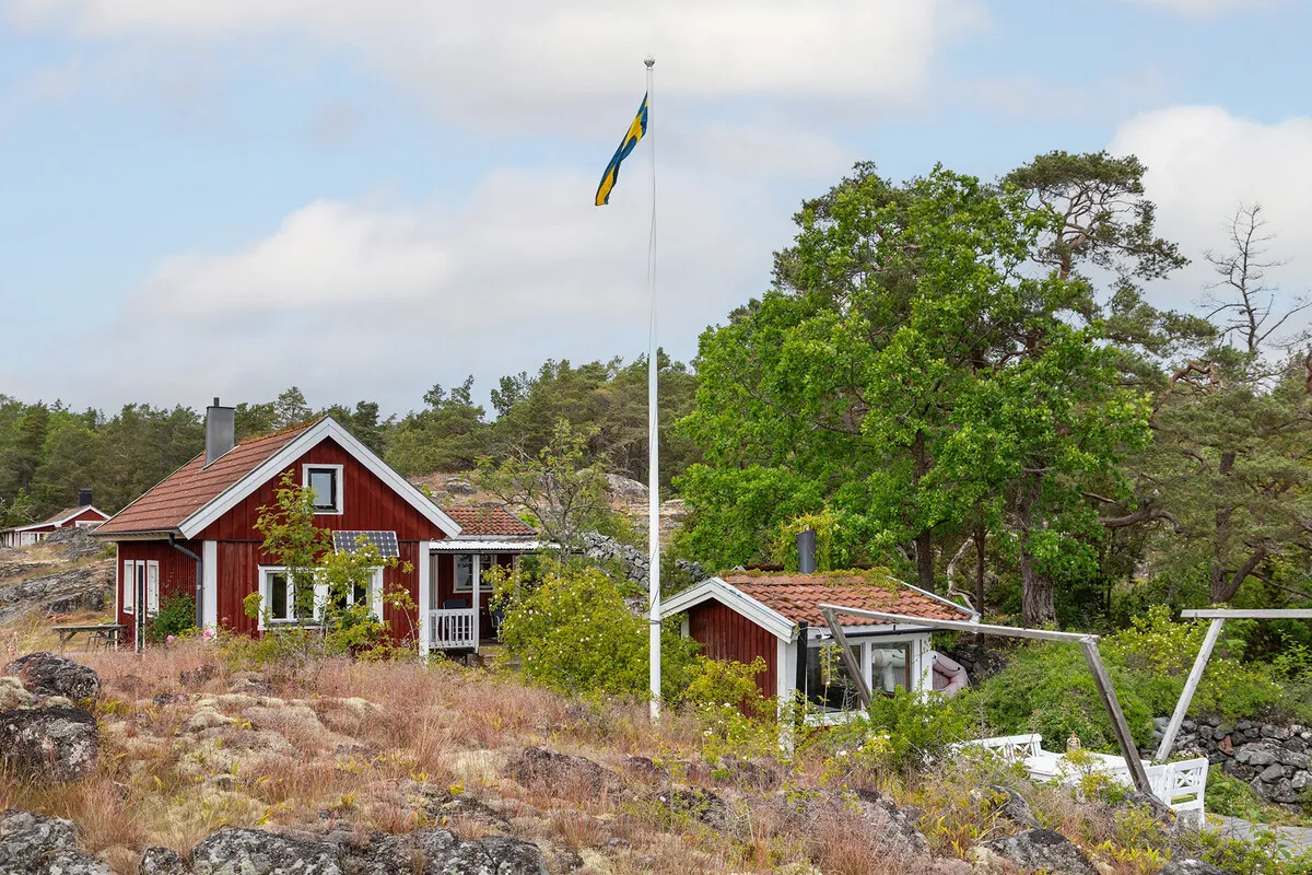 1909 Swedish Coastal Retreat with Expansive Gardens in Loftahammar - Image 5