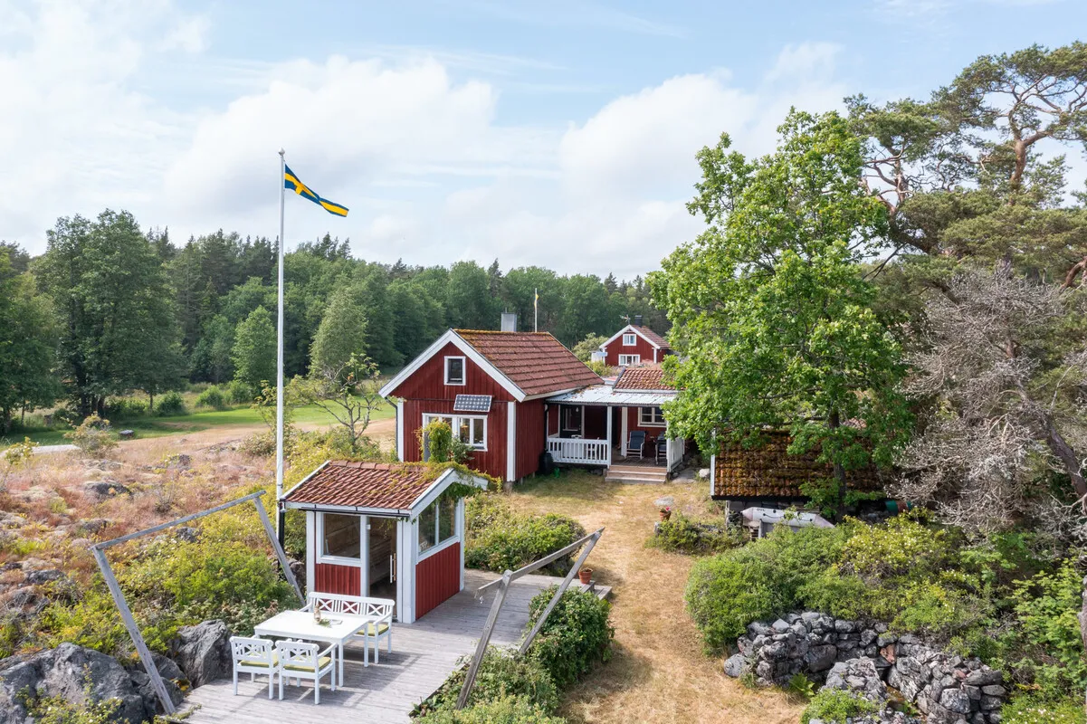 1909 Swedish Coastal Retreat with Expansive Gardens in Loftahammar - View image 7 of 58