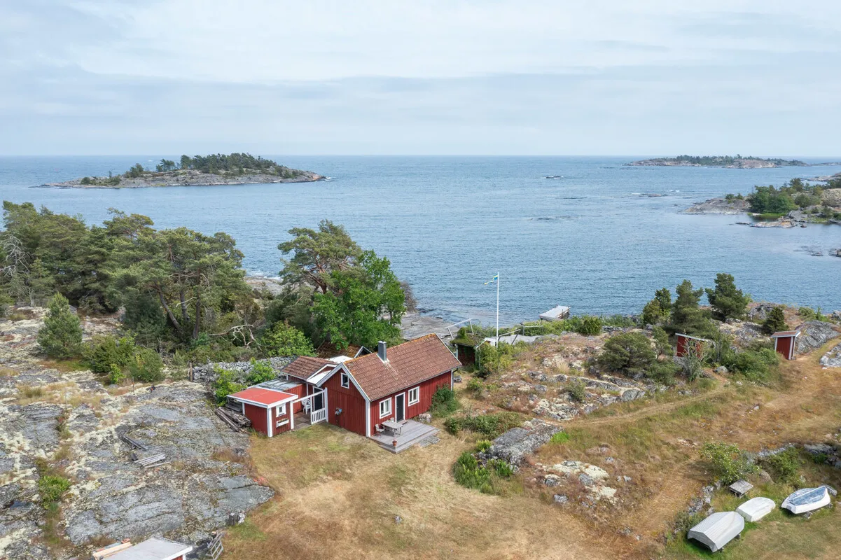 1909 Swedish Coastal Retreat with Expansive Gardens in Loftahammar - View image 25 of 58