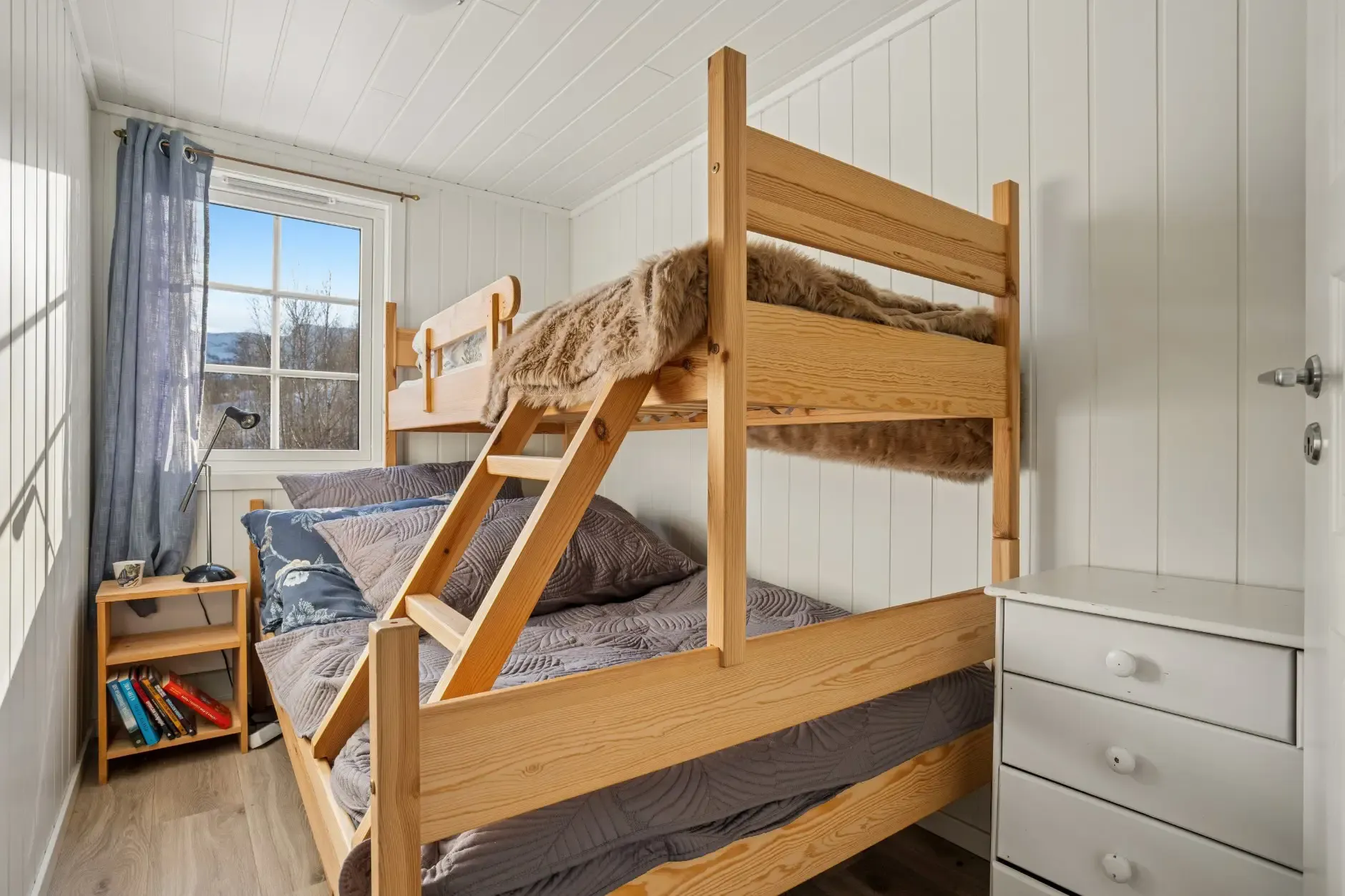 Modern 4-Bedroom Cabin with Mountain Access in Sulitjelma, Norway - View image 15 of 32