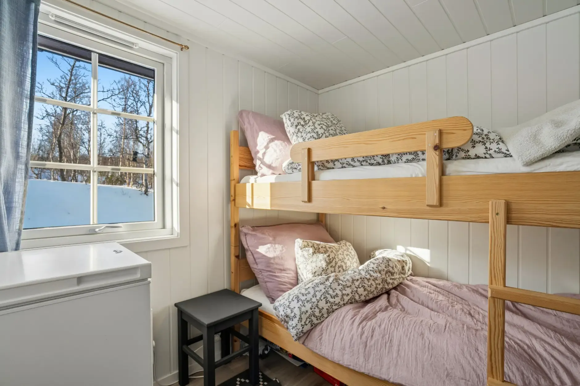 Modern 4-Bedroom Cabin with Mountain Access in Sulitjelma, Norway - View image 17 of 32