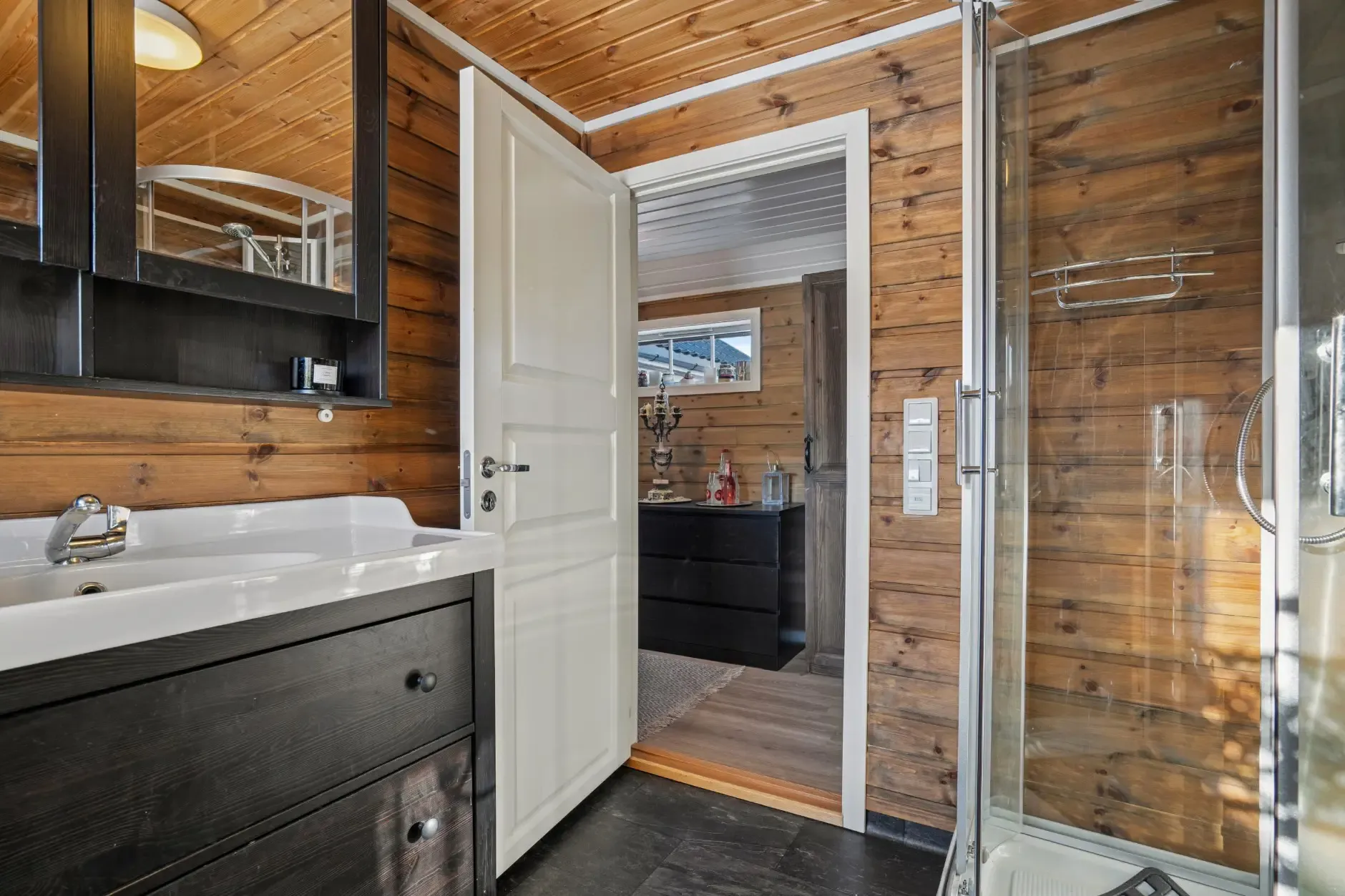 Modern 4-Bedroom Cabin with Mountain Access in Sulitjelma, Norway - View image 19 of 32