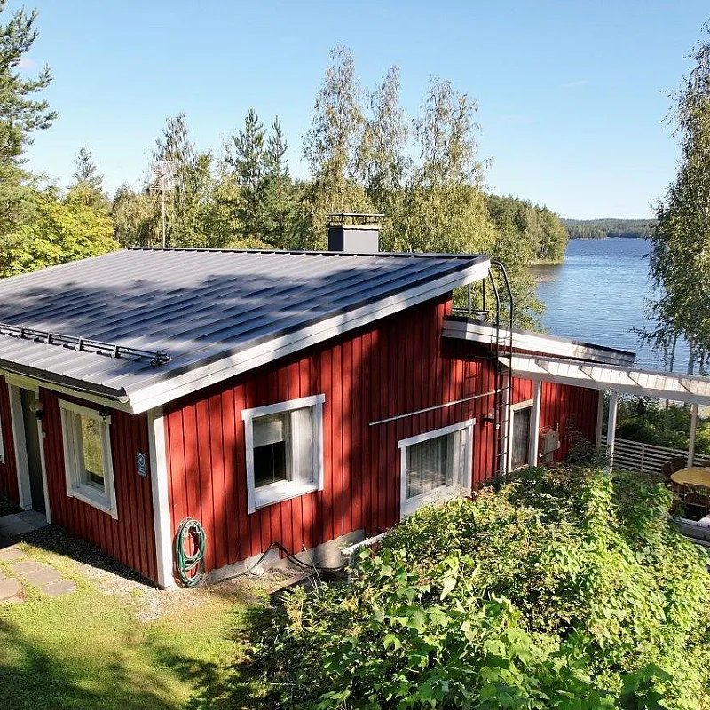 Single-Storey Finnish Home with Expansive Garden and Lakeside Views