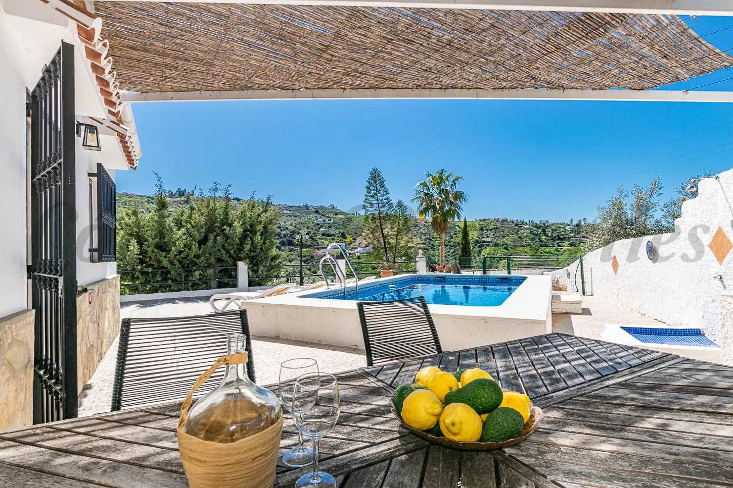 Andalusian Retreat: 3-Bedroom Country House with Pool in Cómpeta, Málaga - Image 3