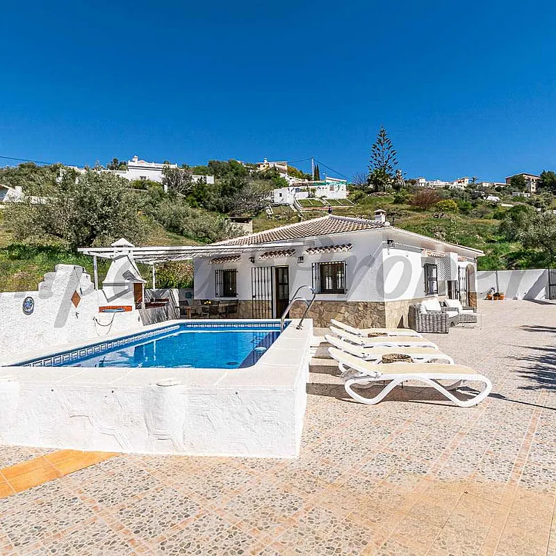 Andalusian Retreat: 3-Bedroom Country House with Pool in Cómpeta, Málaga