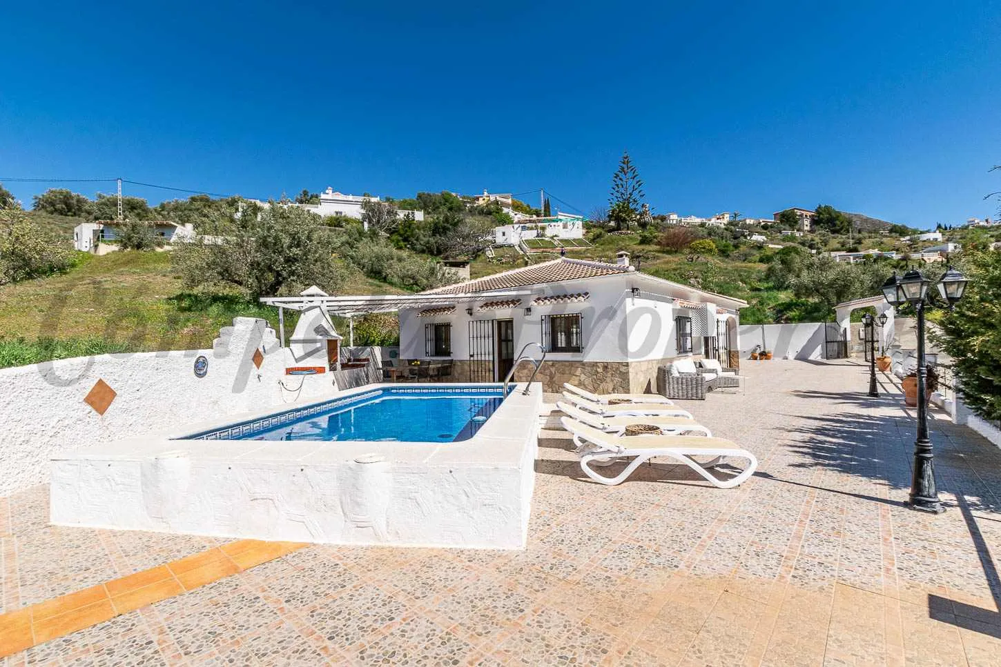 Andalusian Retreat: 3-Bedroom Country House with Pool in Cómpeta, Málaga - Image 1