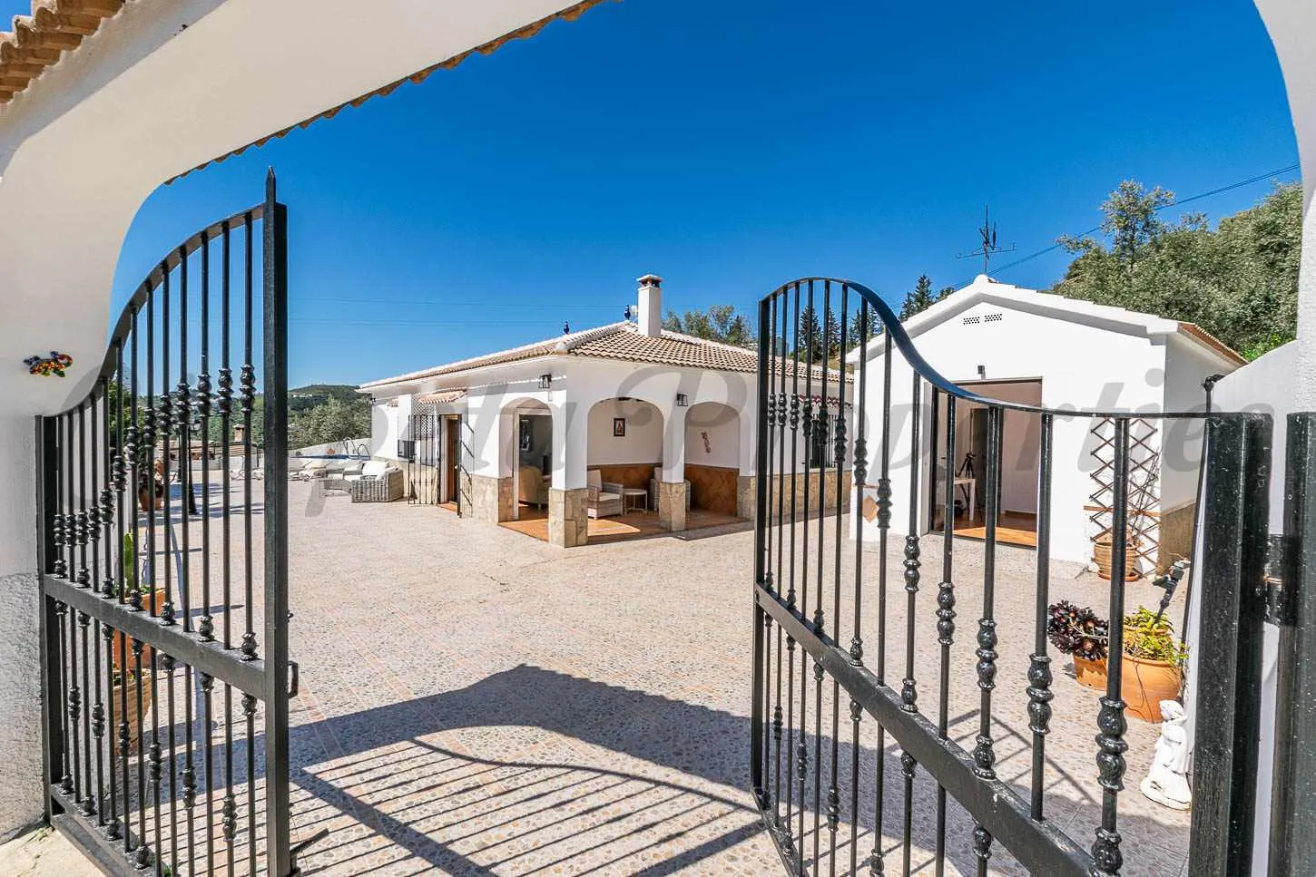 Andalusian Retreat: 3-Bedroom Country House with Pool in Cómpeta, Málaga - Image 2