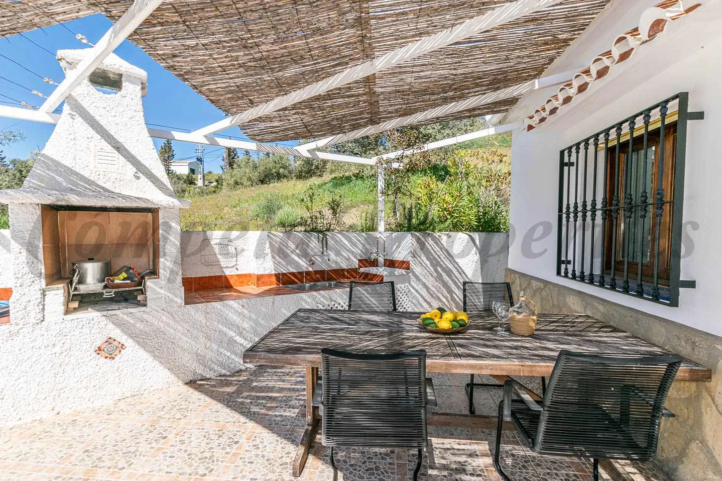 Andalusian Retreat: 3-Bedroom Country House with Pool in Cómpeta, Málaga - Image 4