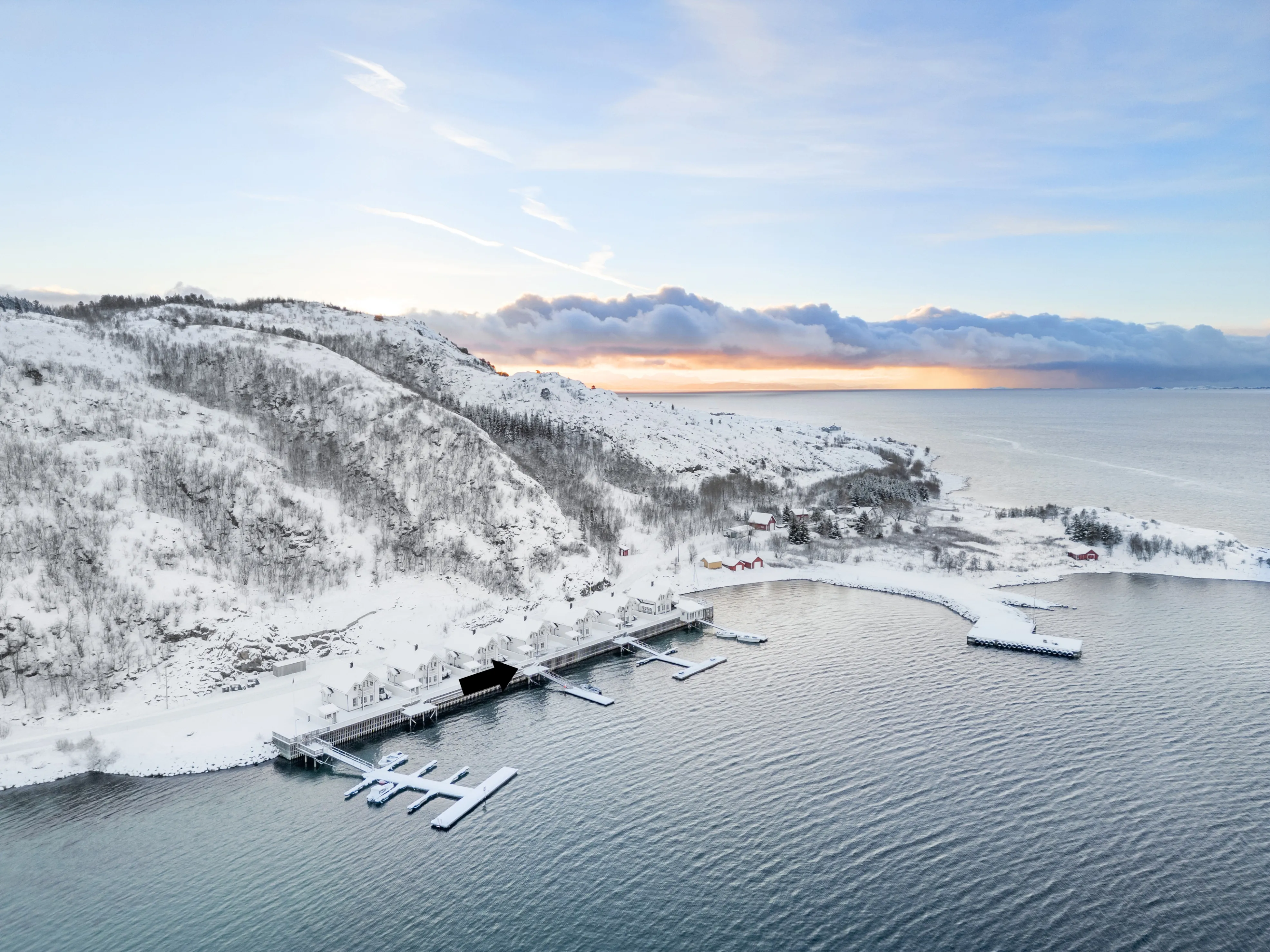 Modern 4-Bedroom Waterfront House in Lødingen with Private Garden - Image 2