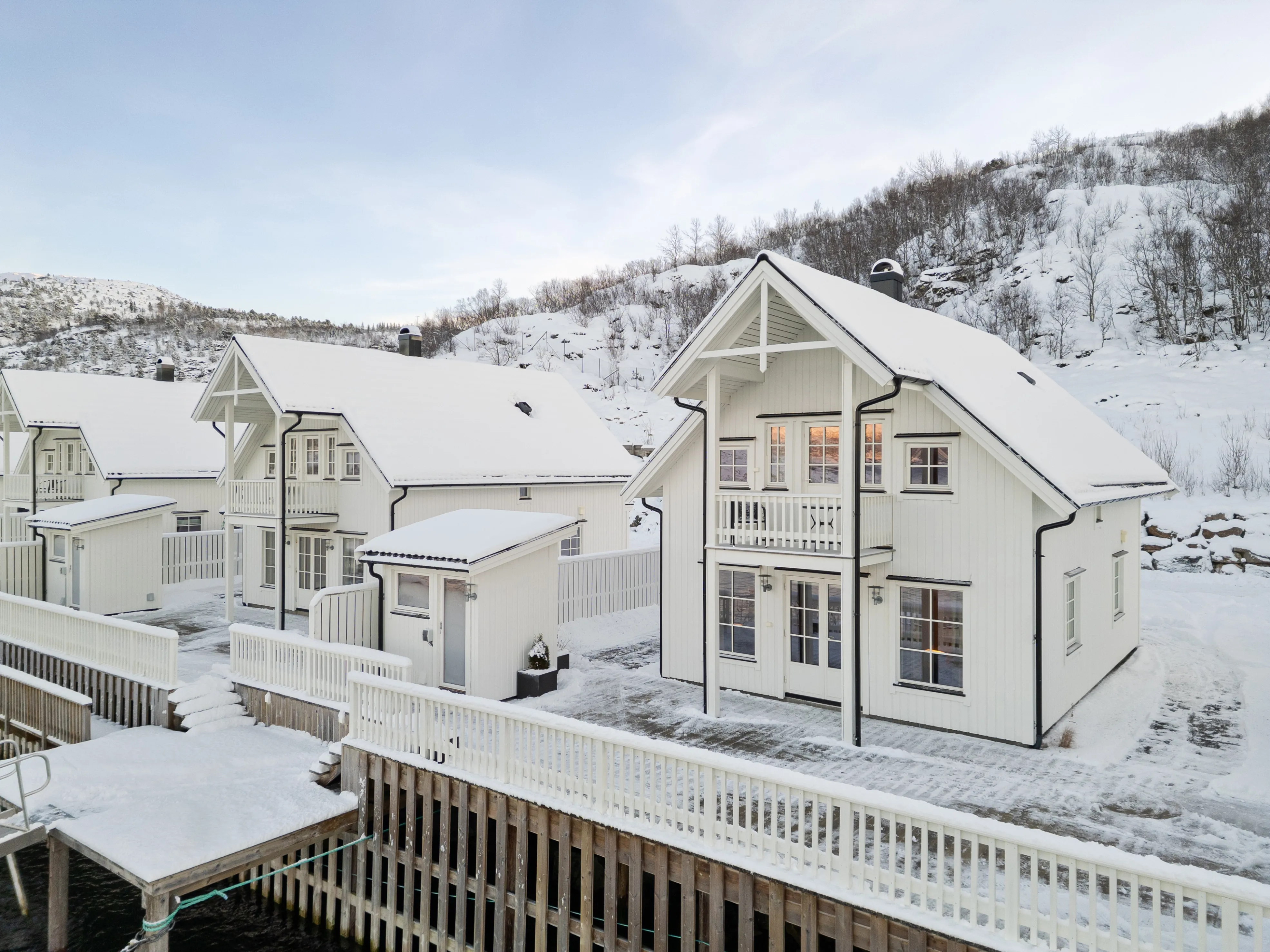 Modern 4-Bedroom Waterfront House in Lødingen with Private Garden - Image 1