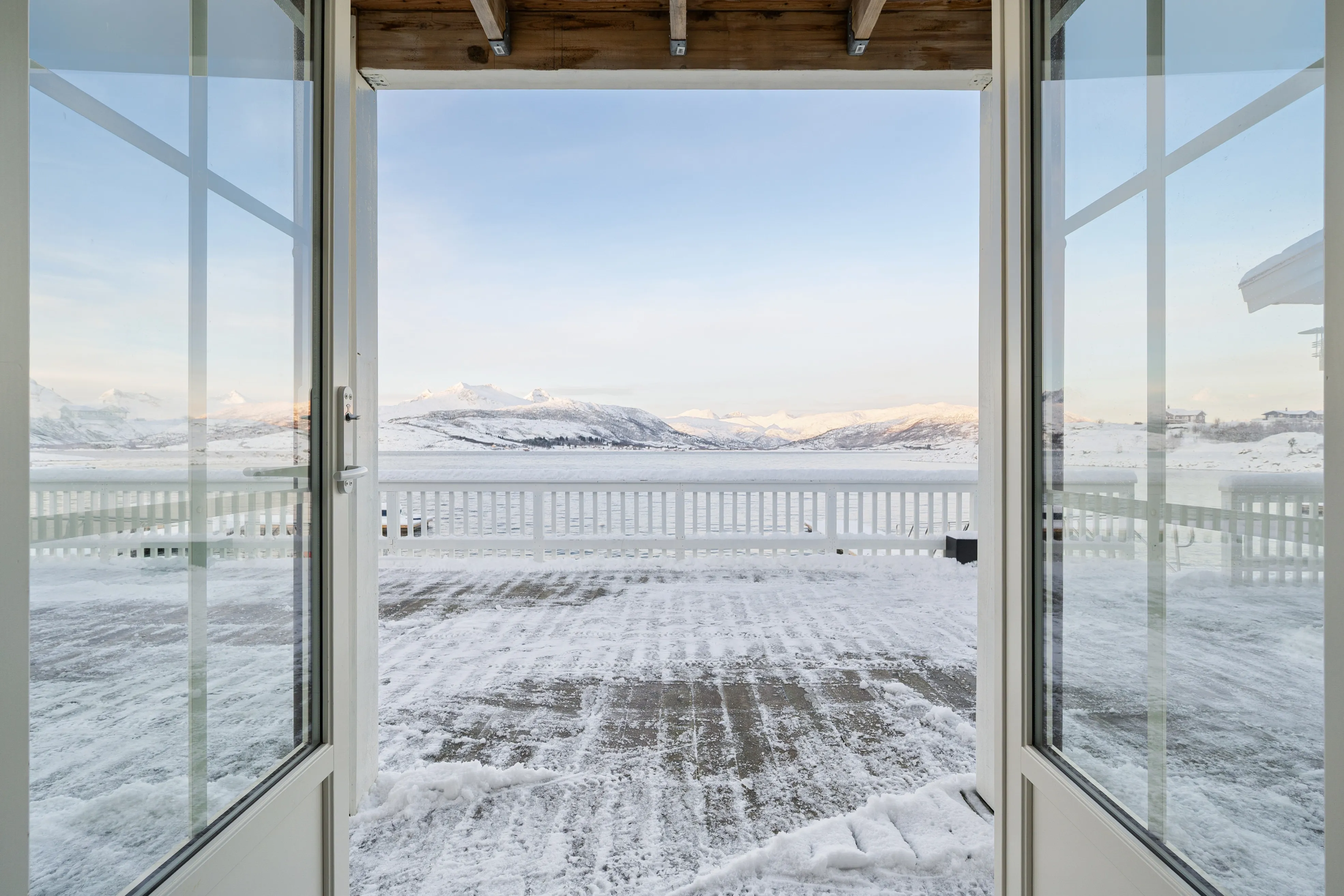 Modern 4-Bedroom Waterfront House in Lødingen with Private Garden - Image 3