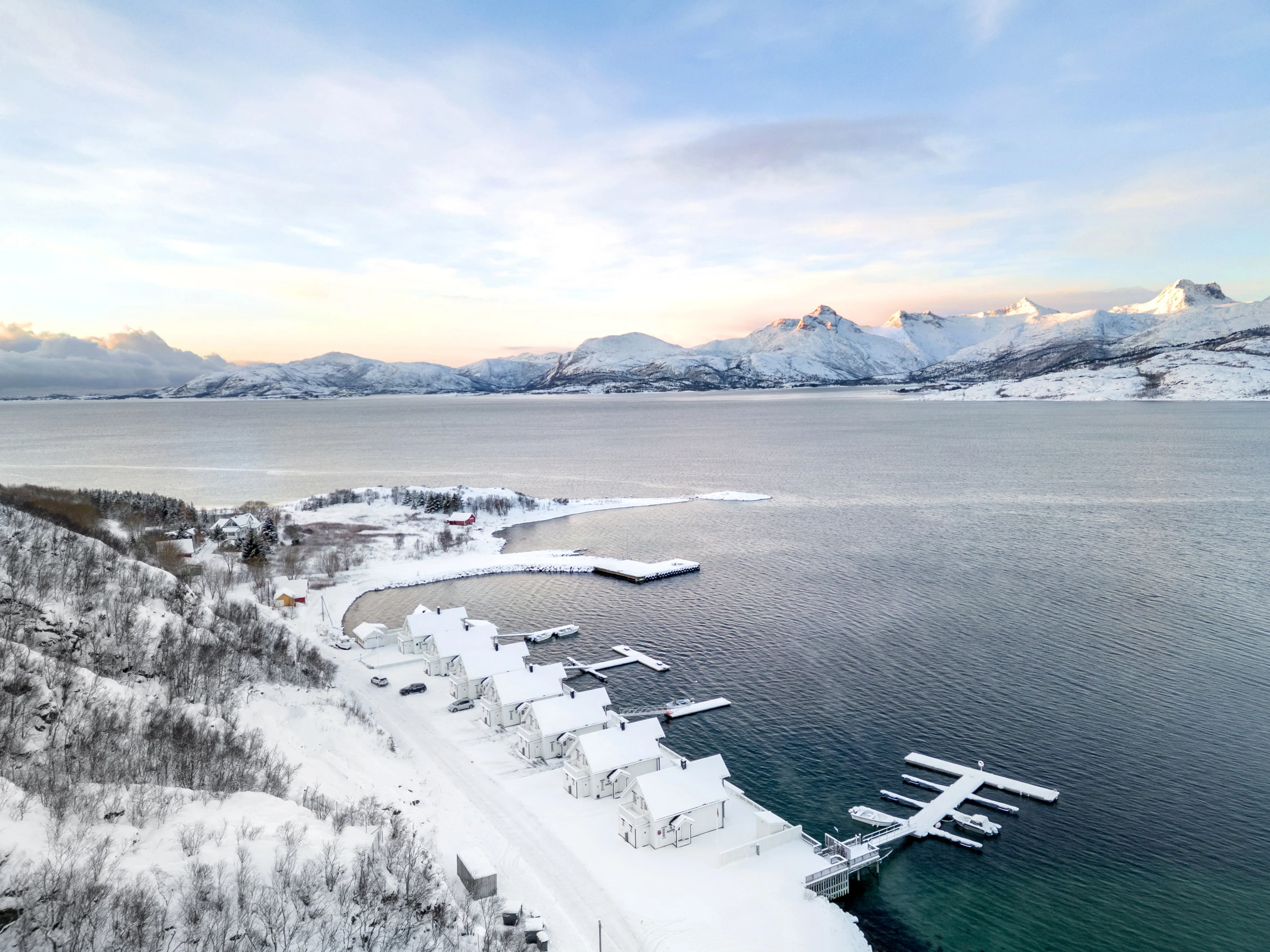 Modern 4-Bedroom Waterfront House in Lødingen with Private Garden - Image 4