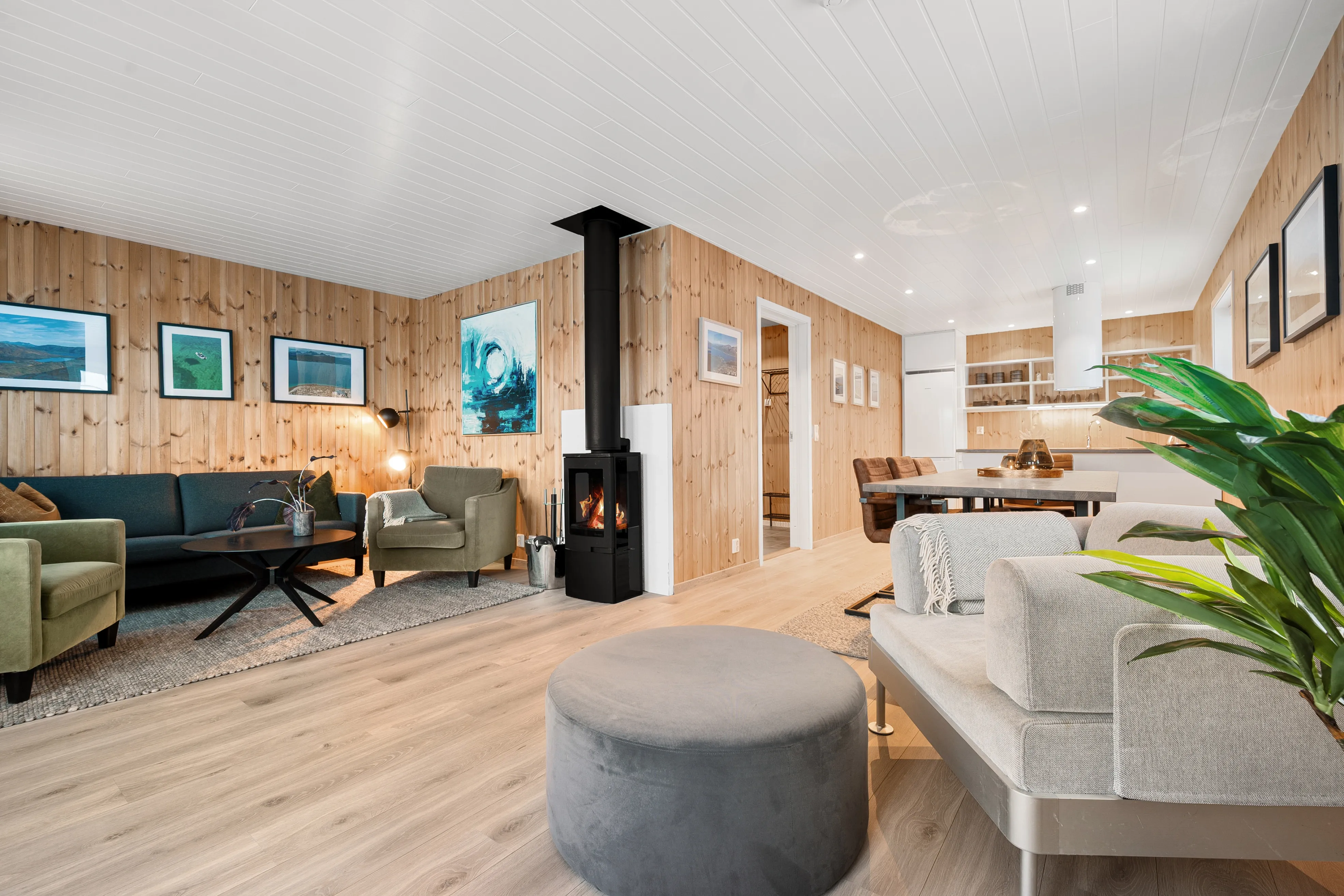 Modern 4-Bedroom Waterfront House in Lødingen with Private Garden - Image 5