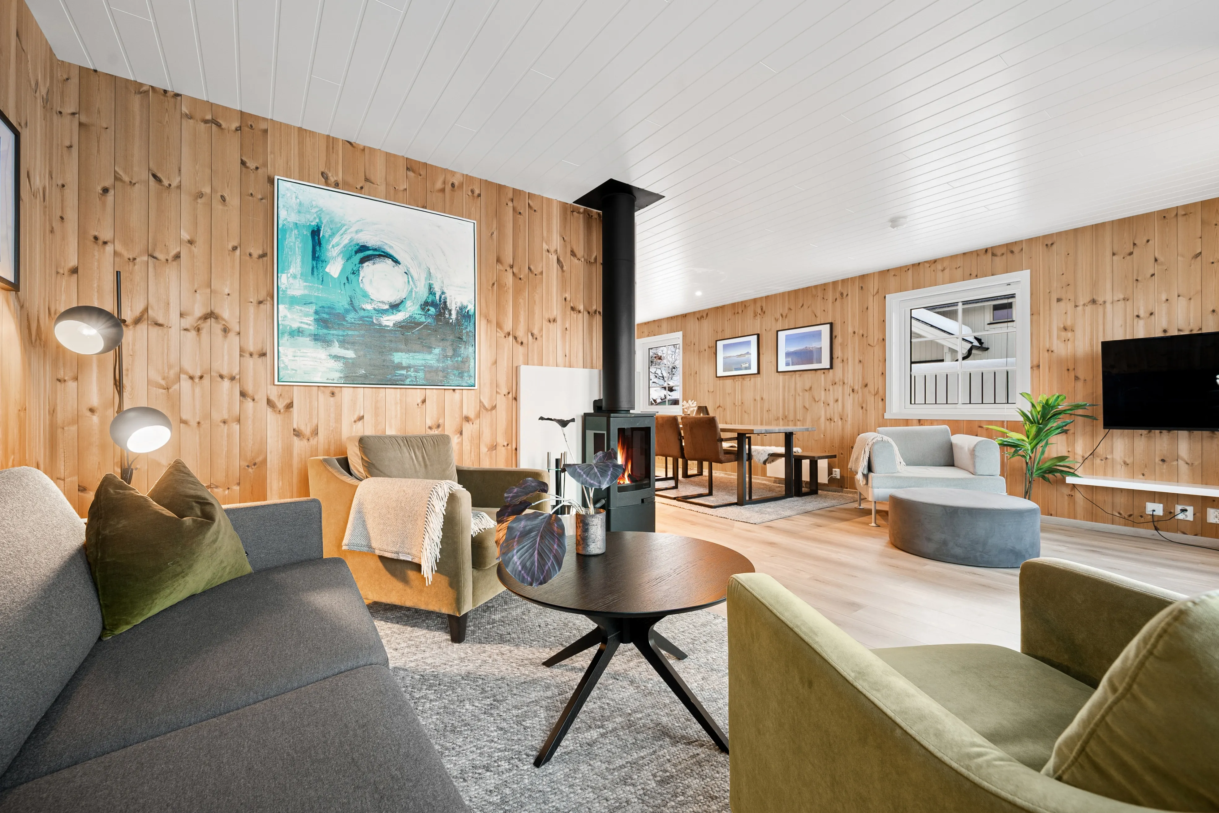 Modern 4-Bedroom Waterfront House in Lødingen with Private Garden - View image 7 of 58