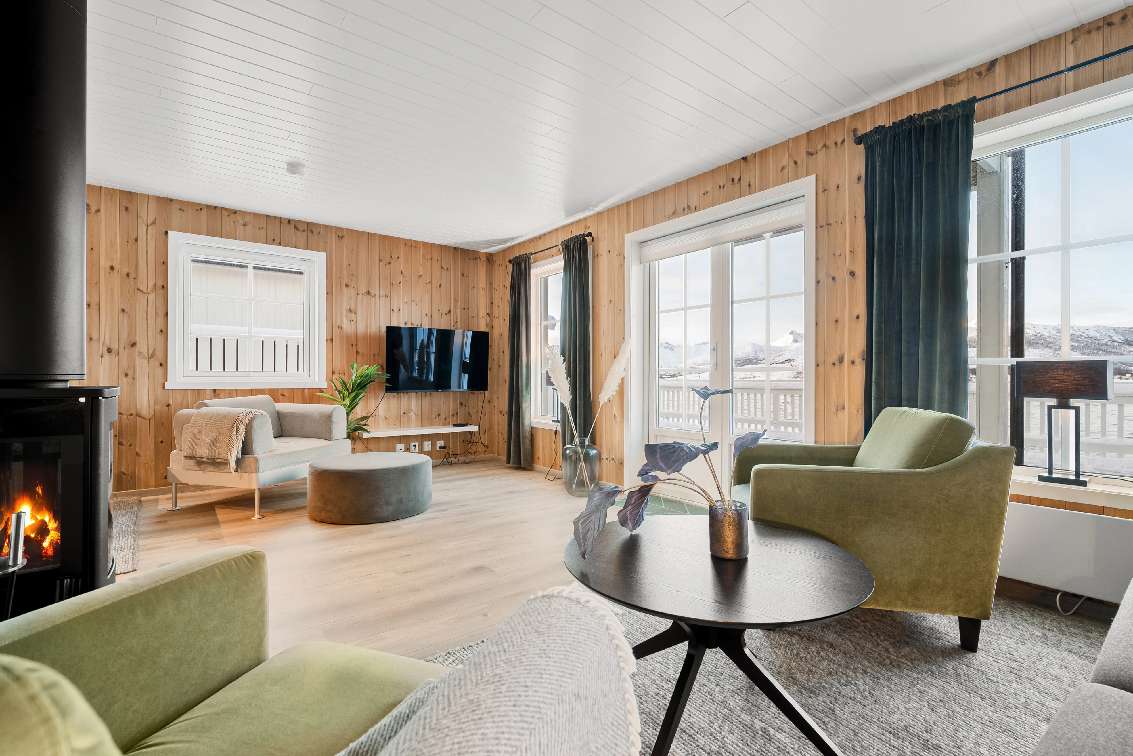 Modern 4-Bedroom Waterfront House in Lødingen with Private Garden - View image 8 of 58