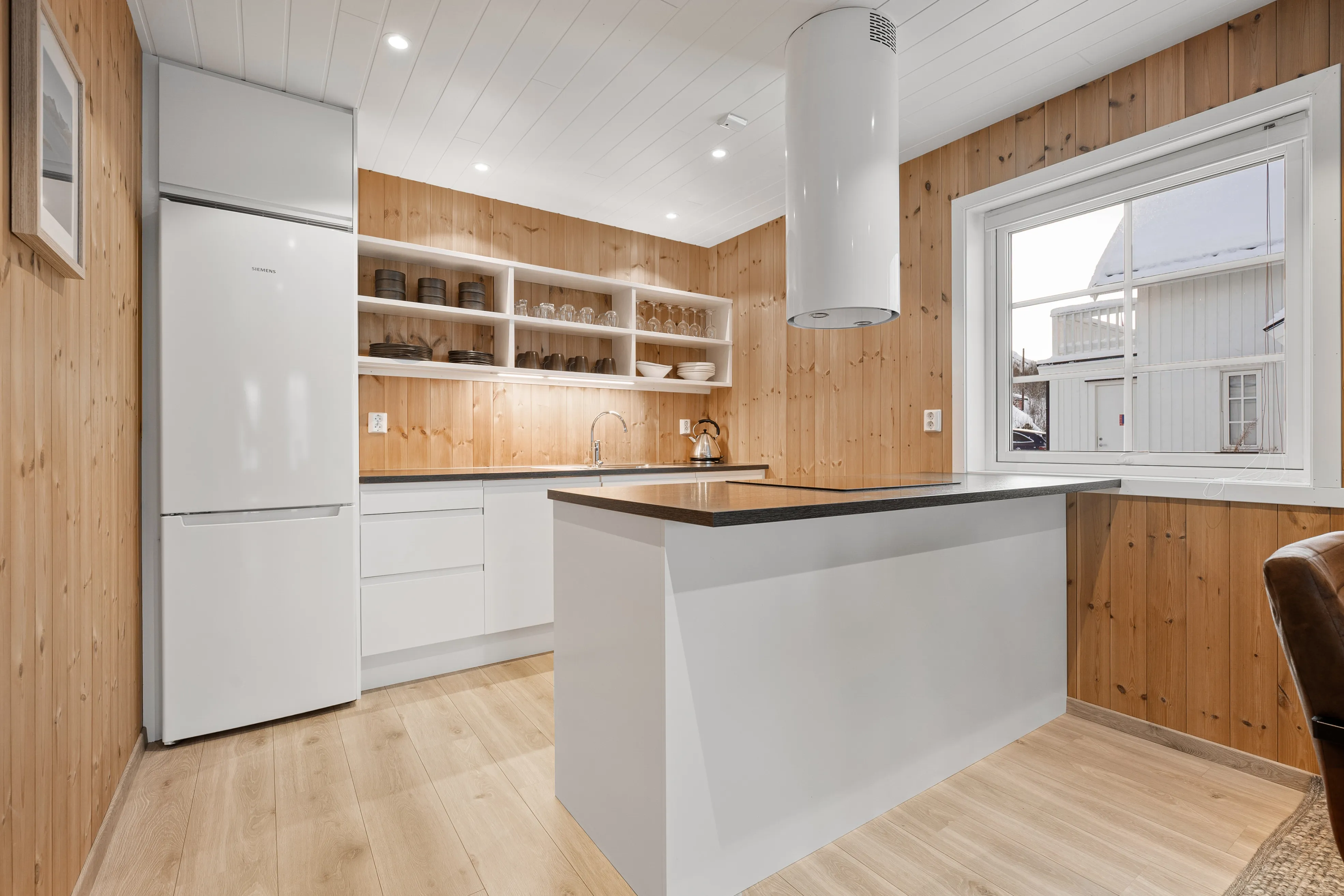 Modern 4-Bedroom Waterfront House in Lødingen with Private Garden - View image 16 of 58