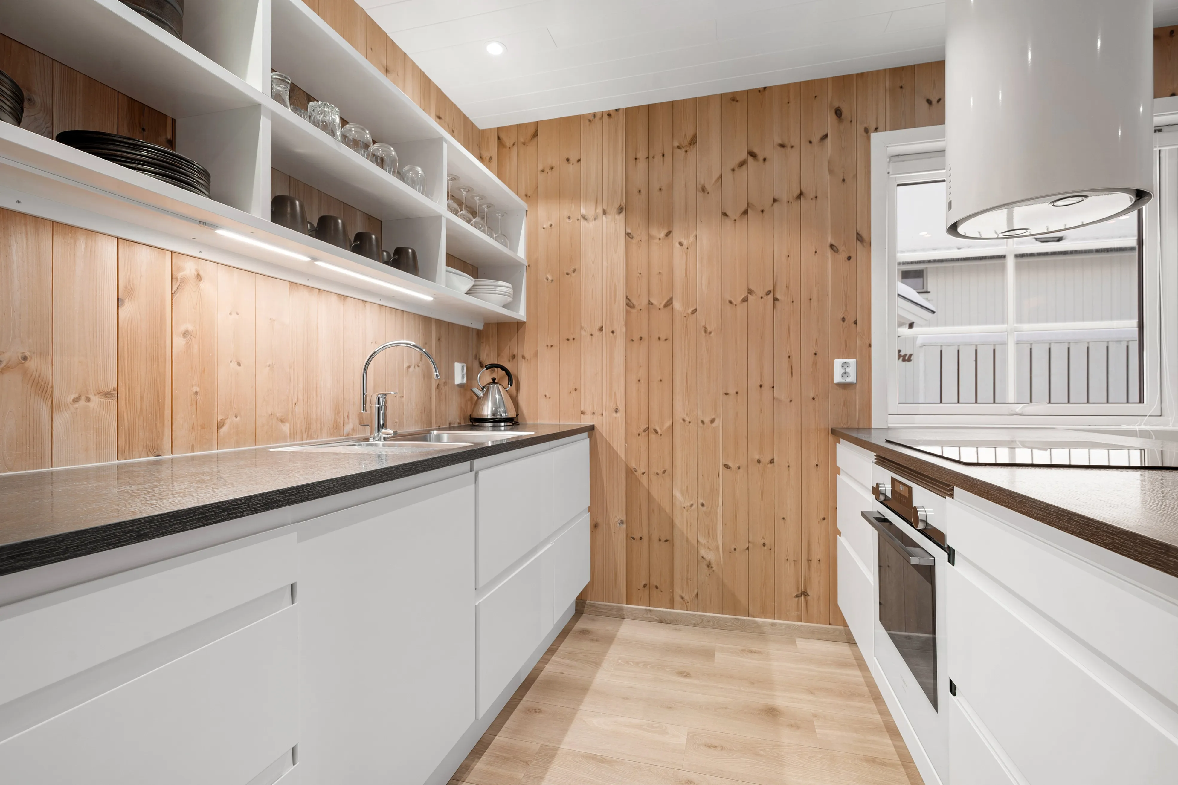 Modern 4-Bedroom Waterfront House in Lødingen with Private Garden - View image 17 of 58