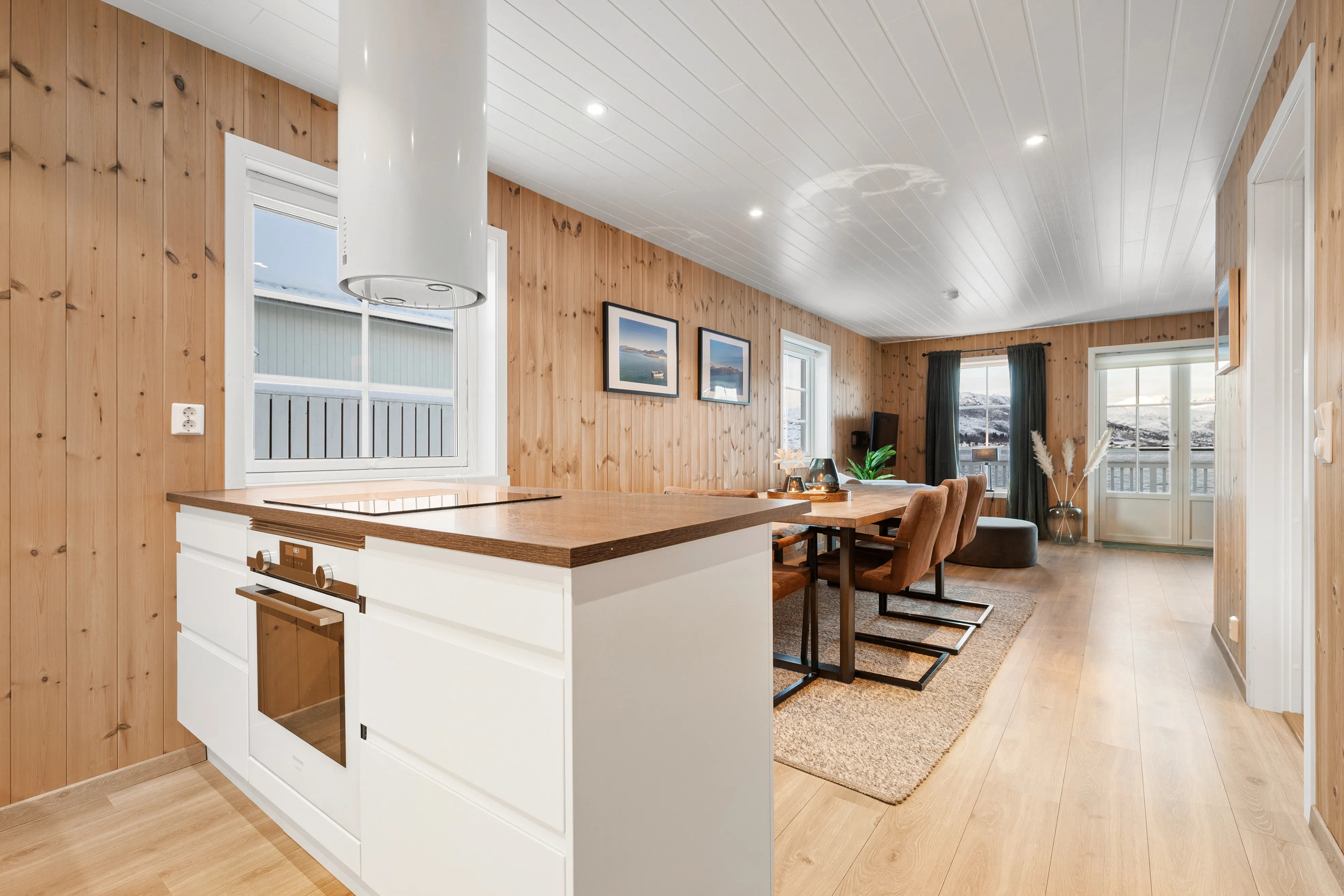 Modern 4-Bedroom Waterfront House in Lødingen with Private Garden - View image 18 of 58