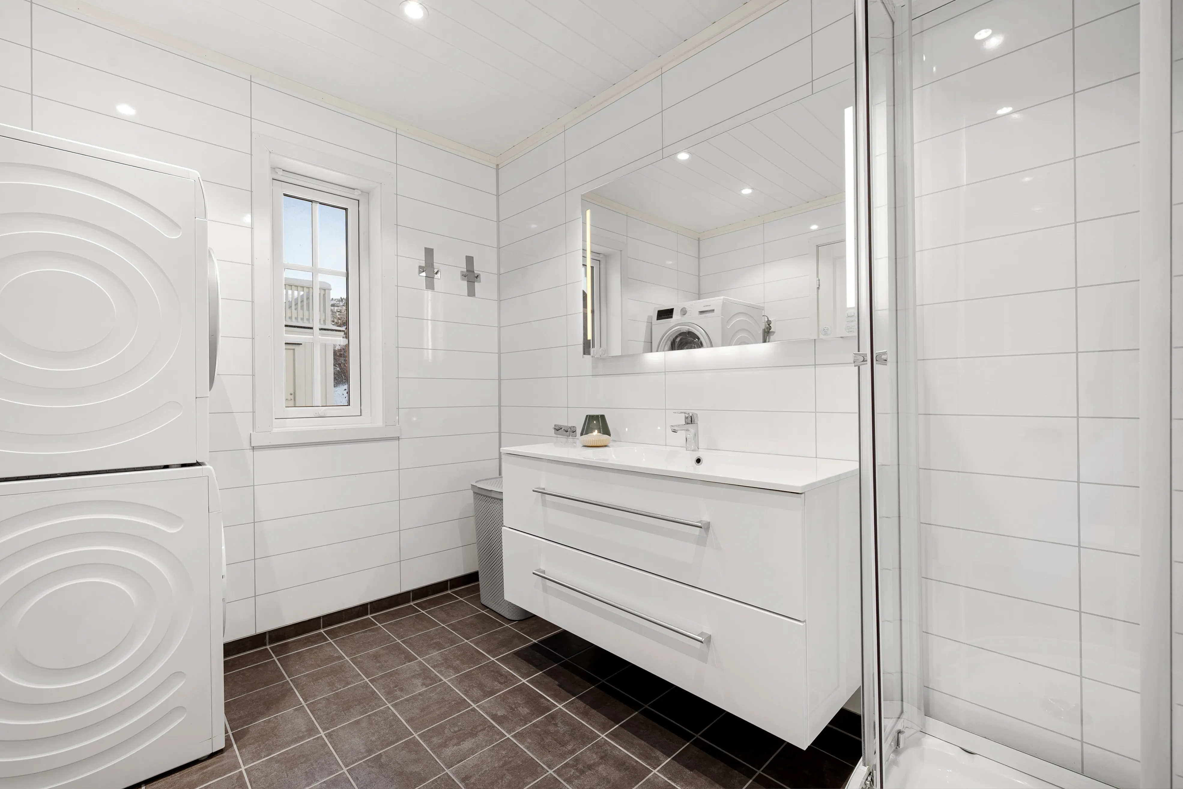 Modern 4-Bedroom Waterfront House in Lødingen with Private Garden - View image 21 of 58