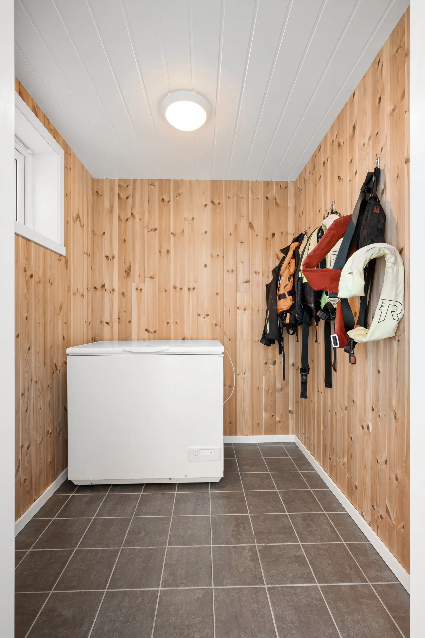 Modern 4-Bedroom Waterfront House in Lødingen with Private Garden - View image 23 of 58